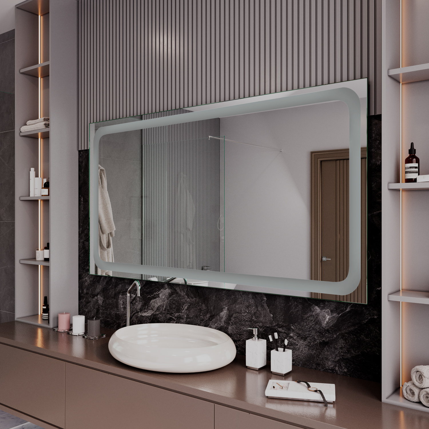 PAVIA Badspiegel in Seitenansicht ohne Beleuchtung, 1500x1500 mm, ausgeschaltete LED-Hintergrundbeleuchtung, über weißem ovalem Waschbecken auf dunklem Waschtisch mit Marmorplatte, schwarze Wandpaneele, Kupferregale, modernes Luxusbad