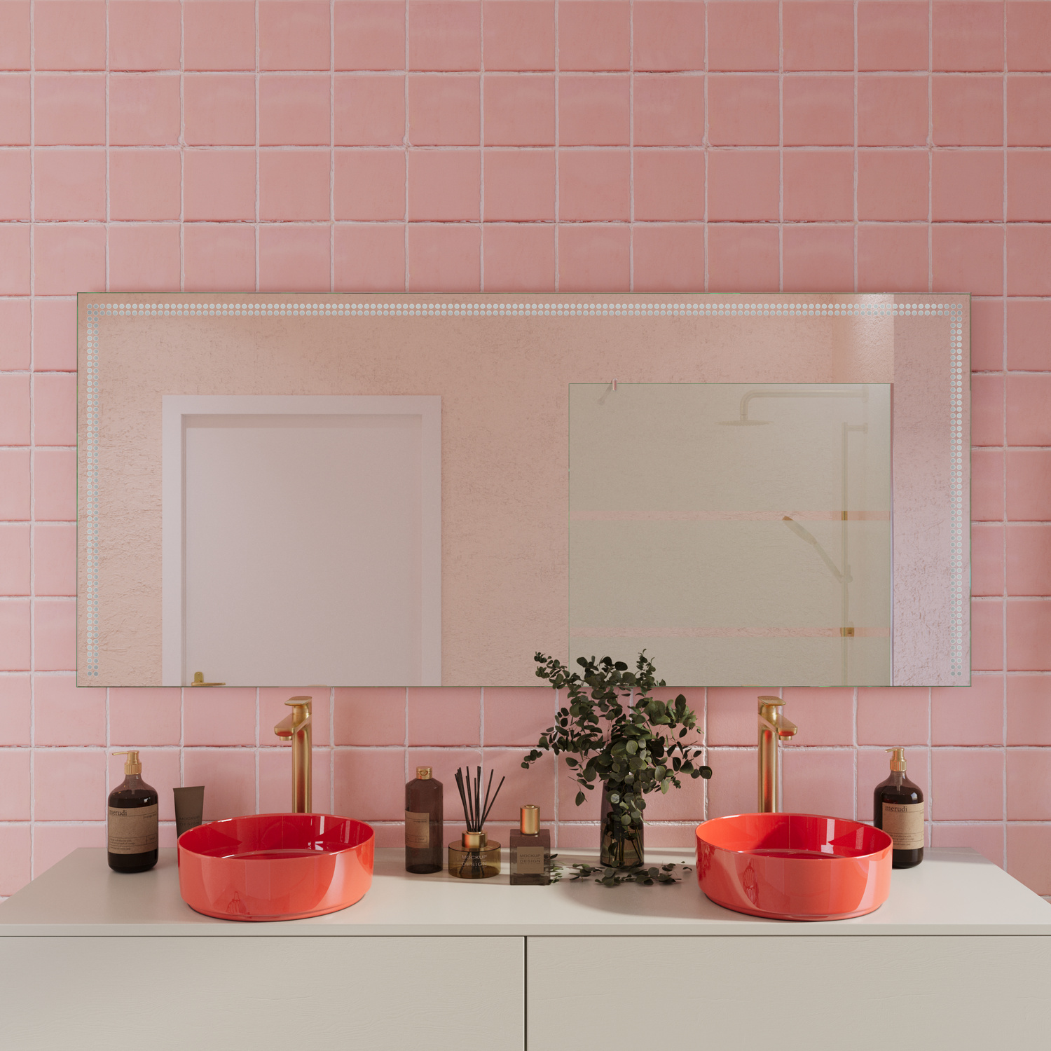 PRIVAS rechteckiger LED-Badspiegel mit ausgeschalteter Beleuchtung, 1500x1500 mm, über zwei roten runden Aufsatzwaschbecken auf weißem Waschtisch, modernes Bad mit rosa Fliesenwand, Trockenblumen, kupferfarbenen Lampen und Dekoflaschen