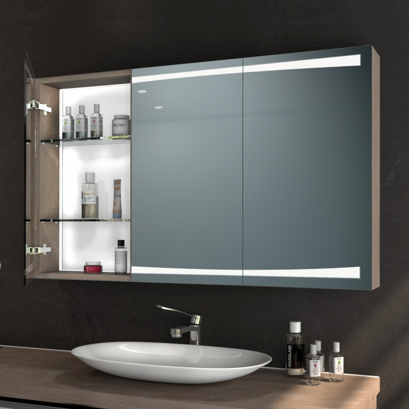 TANA LED-Spiegelschrank geöffnet, 1500x1500 mm, Seitenansicht mit geöffneter linker Tür mit warmweißer LED-Innenbeleuchtung zeigt Glasregale mit Kosmetik, zwei geschlossene Spiegeltüren, schwarze Wand, weißes ovales Aufsatzwaschbecken auf Holzplatte, mode