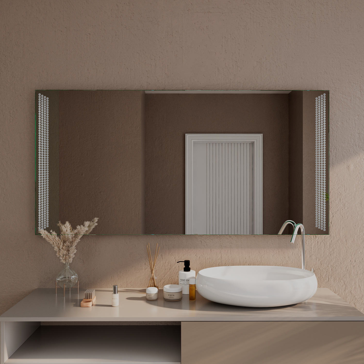 Cagliari Spiegelschrank mit seitlichen LED-Lichtleisten, 1500x1500 mm, ausgeschaltete Beleuchtung, dreiteiliger Spiegel mit Mitteltür, montiert über beigem Waschtisch mit weißem ovalen Aufsatzwaschbecken, minimalistisches Badezimmer in warmen Brauntönen