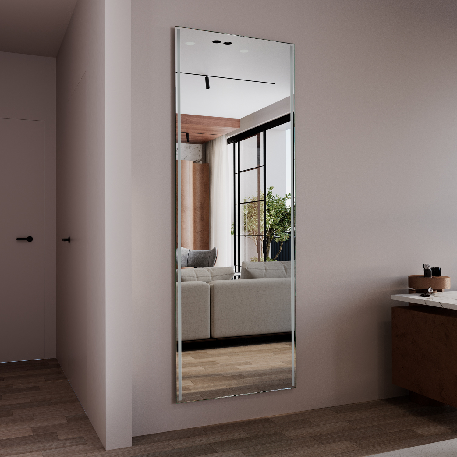 Wandspiegel BARI ohne Beleuchtung, Seitenansicht, hoher rechteckiger Ganzkörperspiegel mit weißem Rahmen, freistehend an rosafarbener Wand, Spiegelung zeigt Wohnbereich mit Fenster, Grünpflanze, Holzboden, minimalistisches Design