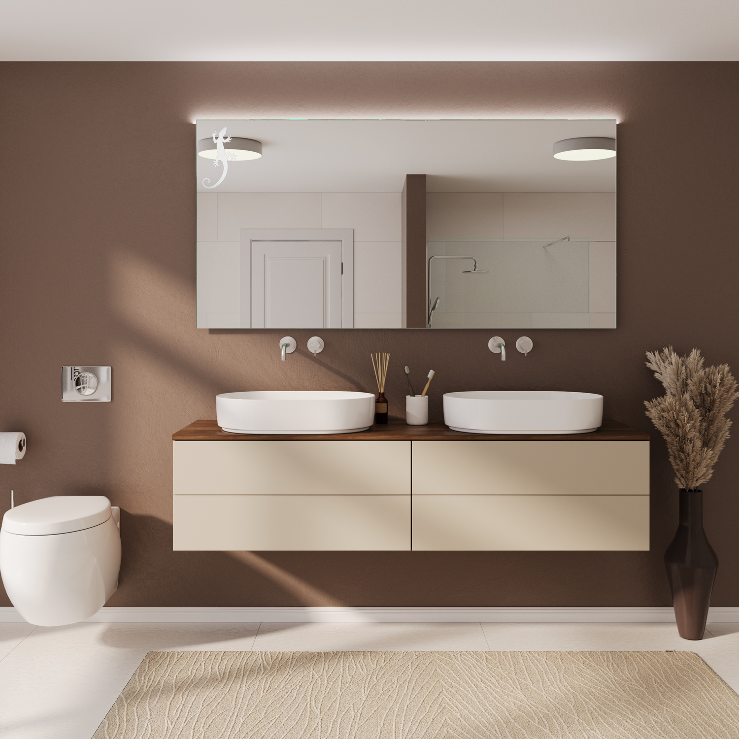 FERRAND LED-Badspiegel mit eingeschalteter Beleuchtung, 1500x1500 mm, rechteckig randlos mit oberer LED-Beleuchtung, über zwei weißen ovalen Aufsatzwaschbecken auf hellem modernem Waschtisch, braune Wand, WC links, beiger Teppich, modernes Bad