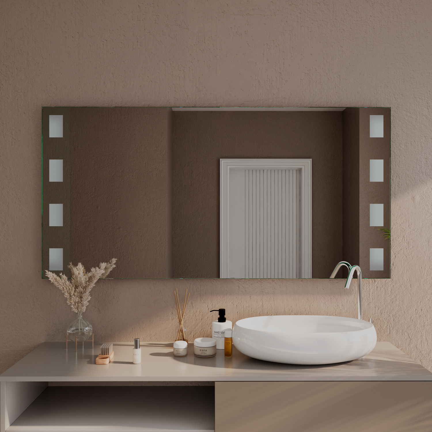 Troyes Badspiegel ausgeschaltet, 1500x1500 mm, rechteckiger Spiegel mit sechs quadratischen LED-Feldern (je drei pro Seite) an dunkelbrauner Wand, weißes ovales Aufsatzwaschbecken auf hellbeiger Platte mit offenen Regalen, goldene Seifenspender, Vase, mod