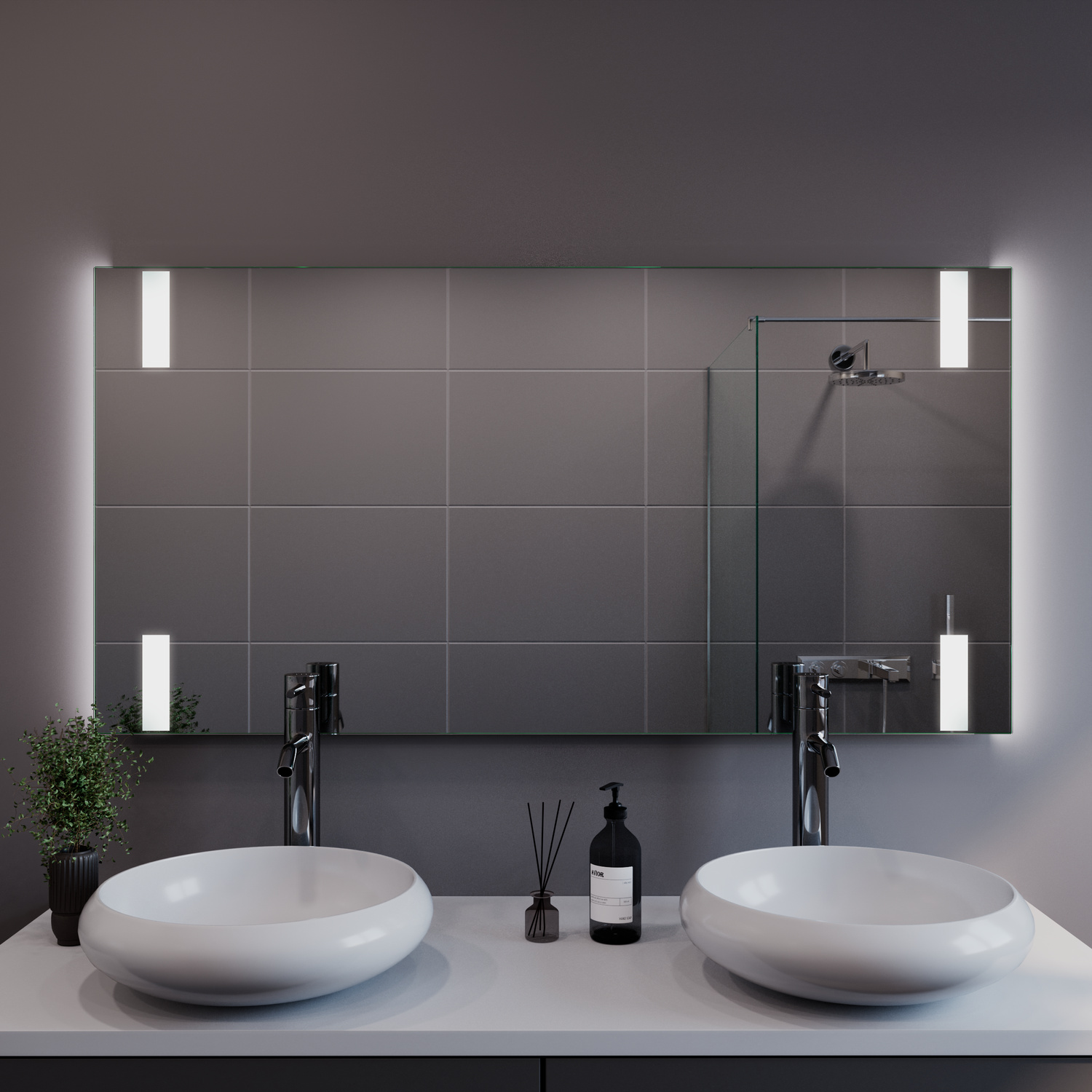 PITYUSEN Doppel-Badspiegel in Nahansicht mit eingeschalteter LED-Beleuchtung, 1500x1500 mm, warmweißer Lichtrahmen oben und unten leuchtend, über zwei weißen ovalen Waschbecken auf Holzwaschtisch, braune Wand, Chrom-Armaturen, modernes Bad