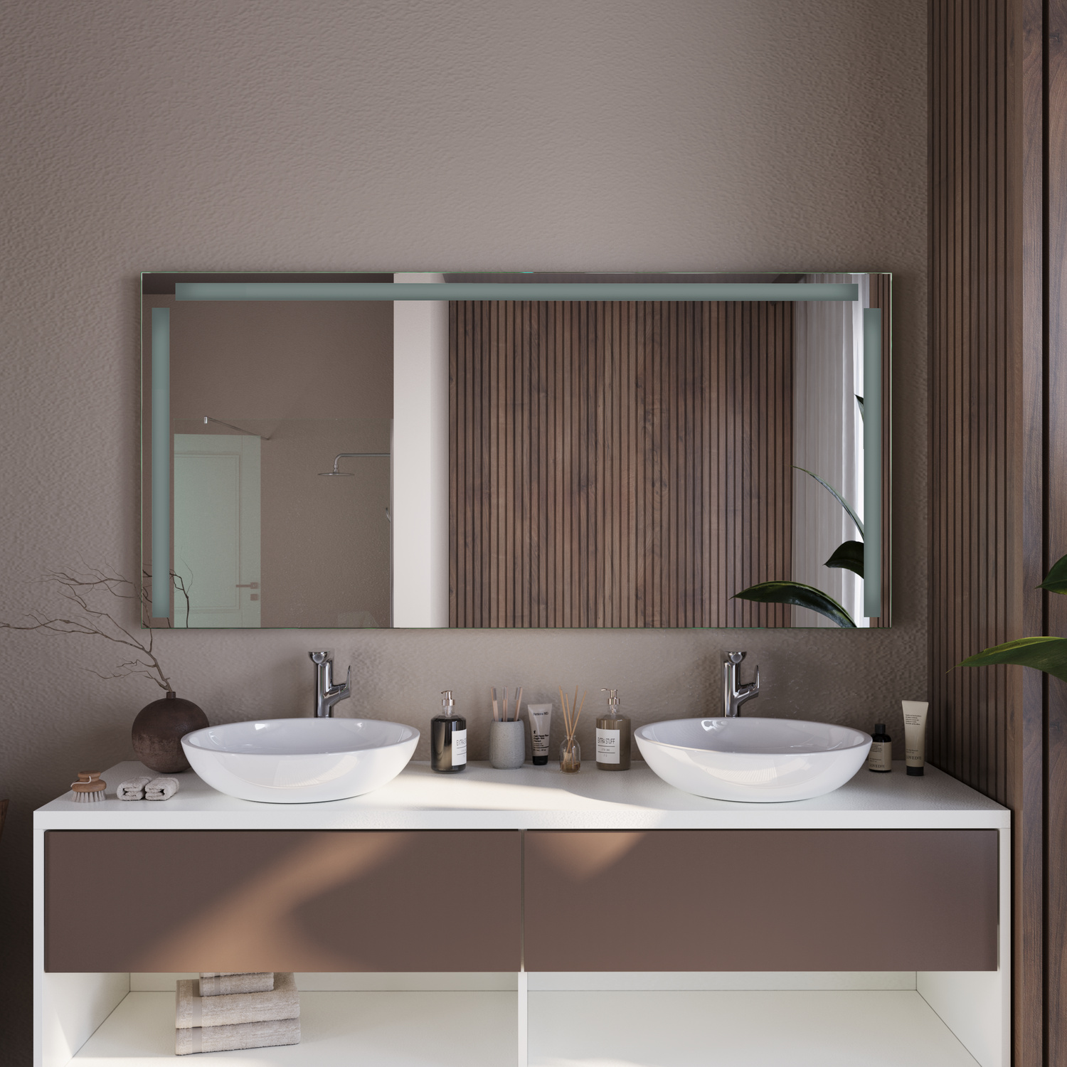 STRASBOURG LED-Badspiegel mit ausgeschalteter Beleuchtung, 1500x1500 mm, rechteckig mit seitlichen vertikalen LED-Streifen, über zwei weißen eckigen Aufsatzwaschbecken auf modernem Waschtisch mit taupefarbener und weißer Front, hellgraue Wand, modernes Ba