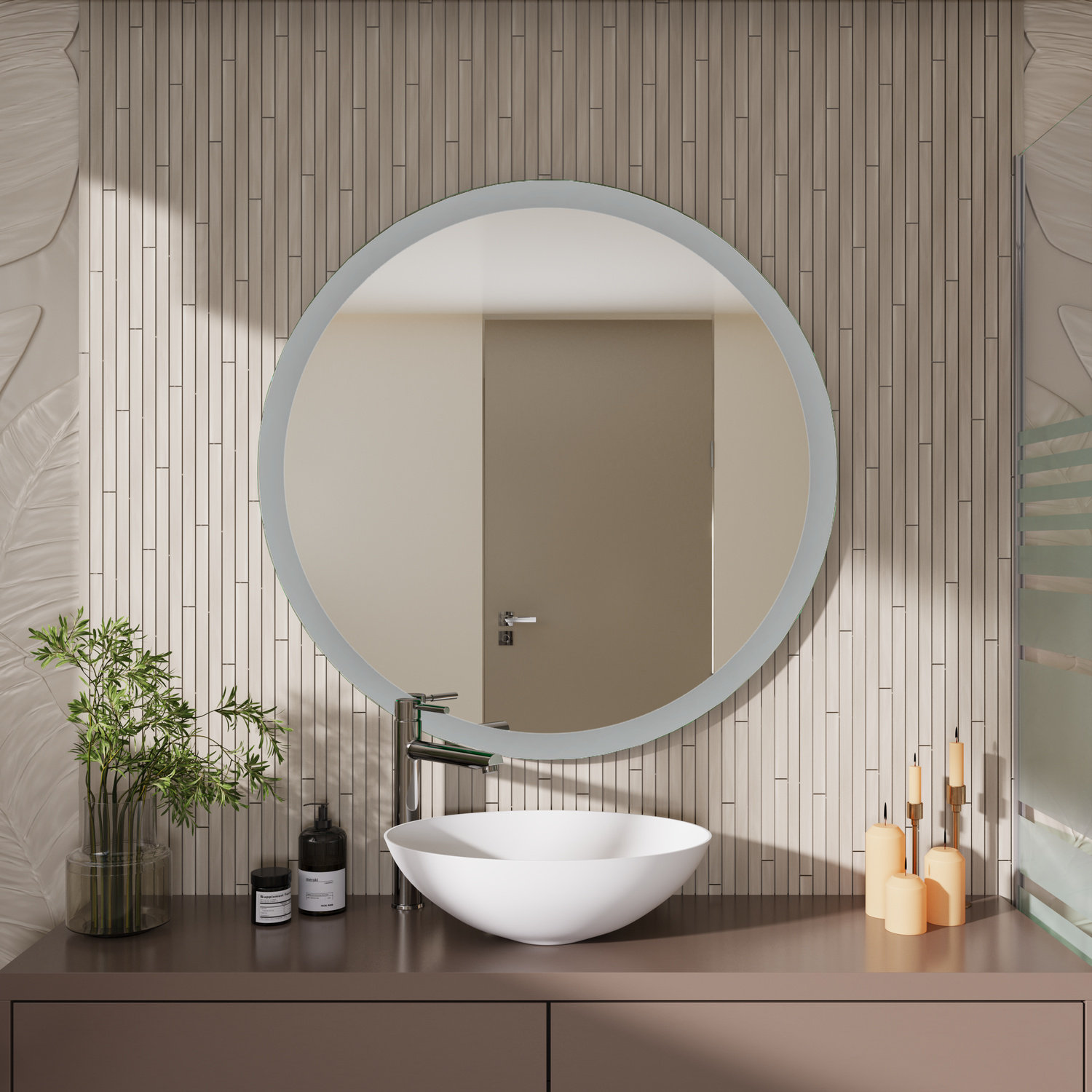 Amir CloseAngle LightsOff 1500x1500 runder LED-Badspiegel mit ausgeschalteter Beleuchtung über weißem Aufsatzwaschbecken und Waschtisch in modernem Badezimmer mit gerillter WandverkleidungRetry