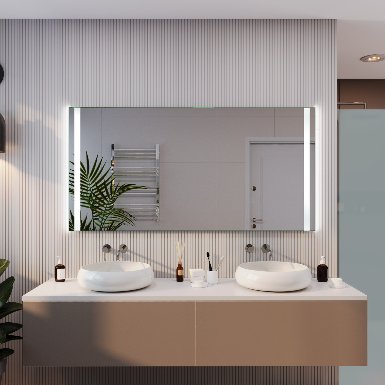 Badspiegel Modell Palee mit eingeschalteter LED-Beleuchtung über modernem Doppelwaschtisch, stilvolles Badezimmer mit vertikaler Wandverkleidung und Pflanzenakzenten.