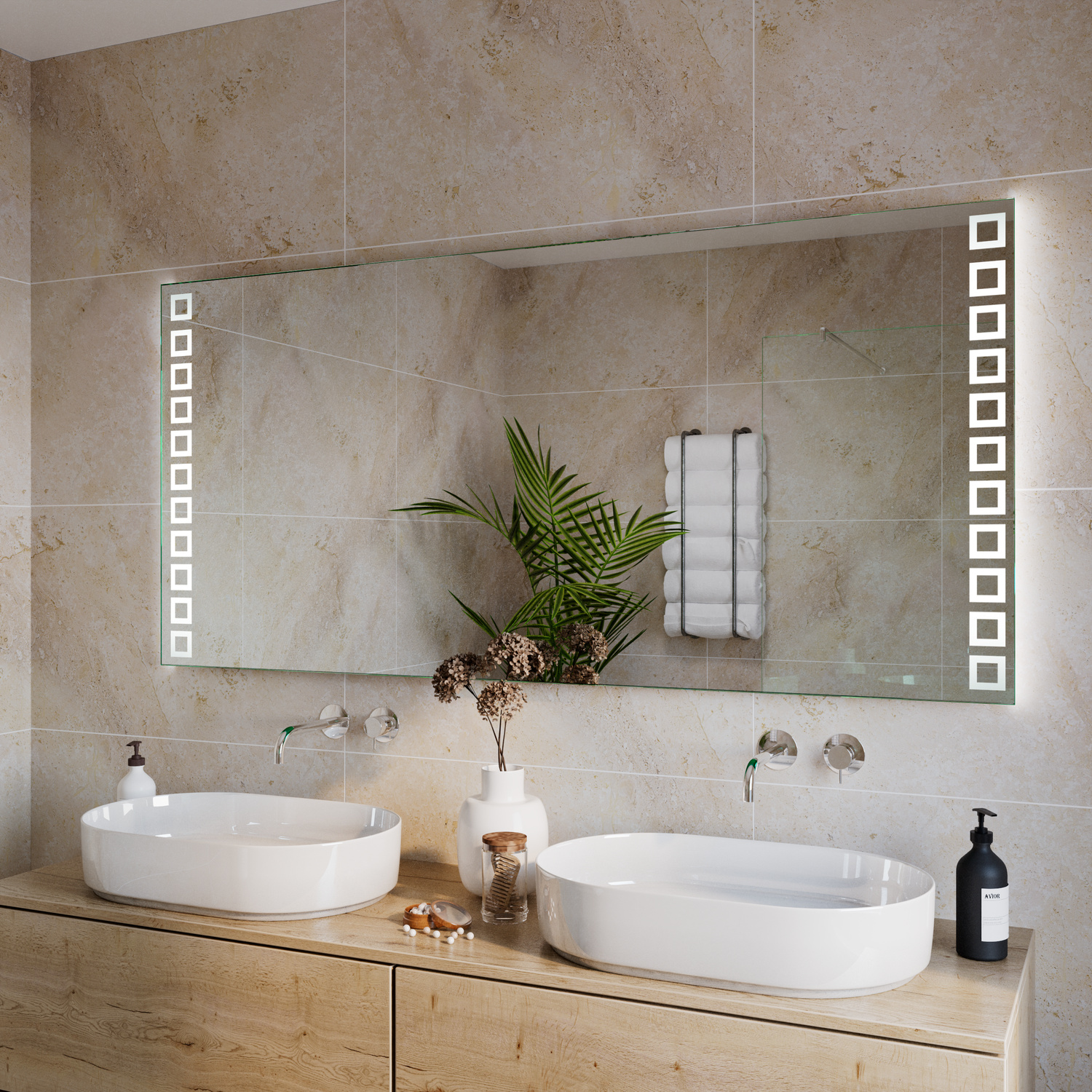VALENCE LED-Badspiegel in Seitenansicht mit eingeschalteter Beleuchtung, 1500x1500 mm, warmweiß leuchtende Quadratelemente links und rechts, über Holz-Doppelwaschtisch mit zwei ovalen Aufsatzwaschbecken, Wandarmaturen, beige Natursteinfliesen, Grünpflanze