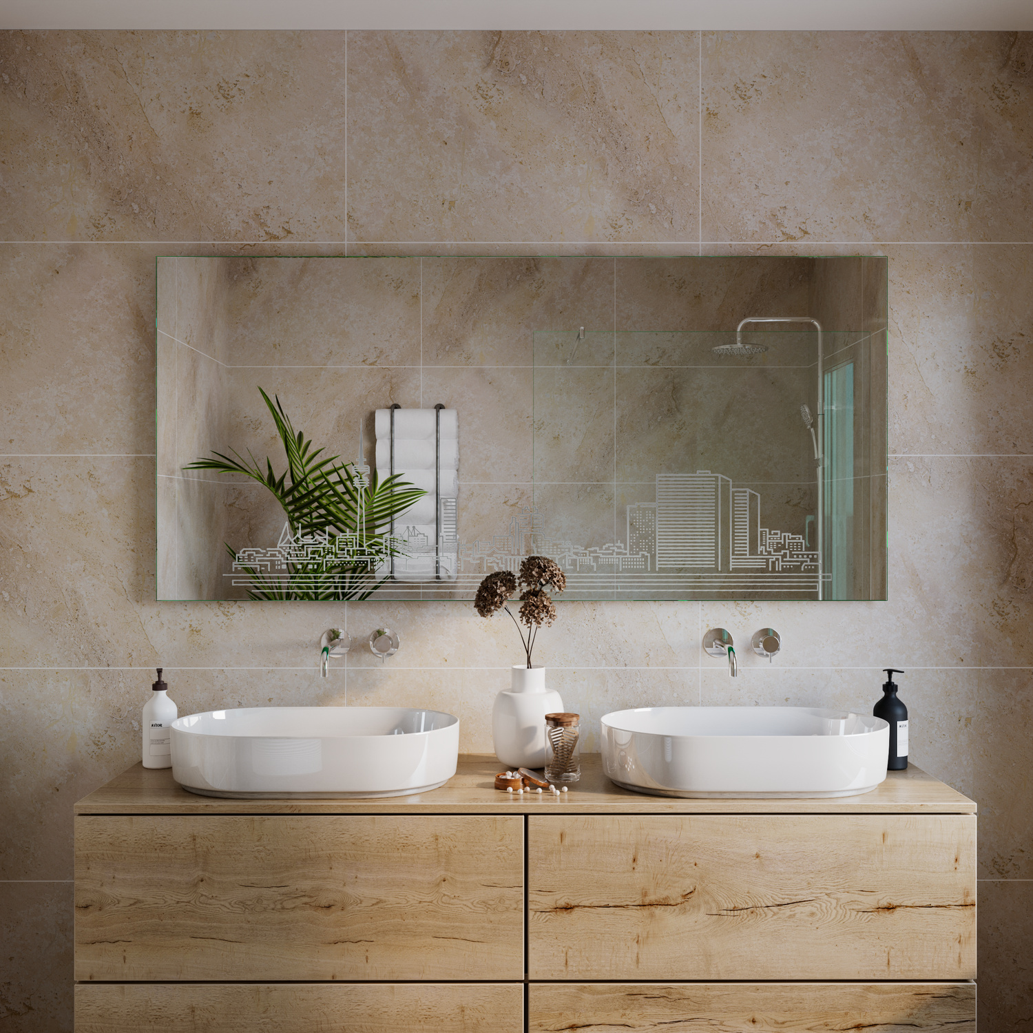 SKYMNCHEN1 rechteckiger LED-Badspiegel mit ausgeschalteter Beleuchtung, 1500x1500 mm, über zwei weißen ovalen Aufsatzwaschbecken auf Holzwaschtisch, modernes Bad mit beiger Steinwand, Grünpflanze, Kerzen, Wandarmaturen und hohen Vasen mit Trockenblumen