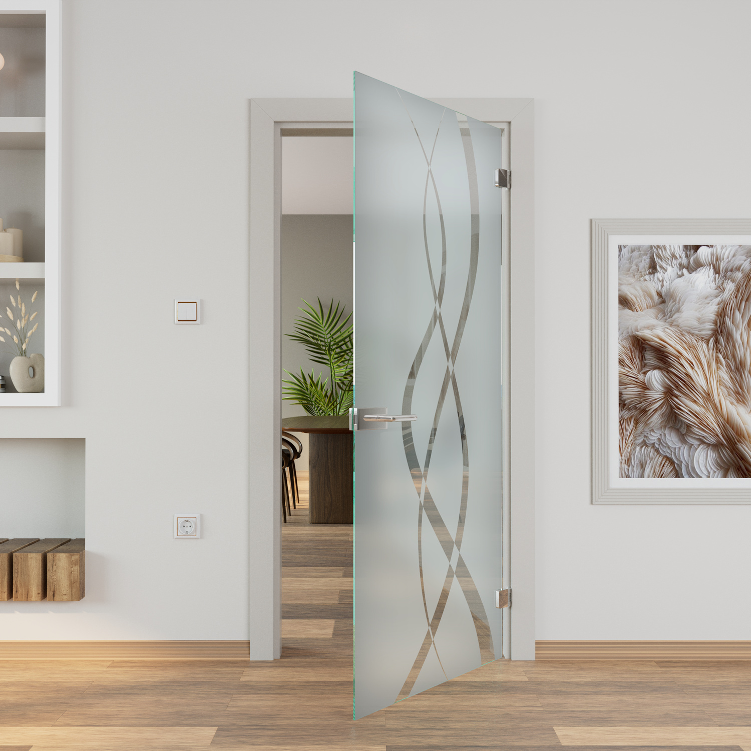 Lamento Ganzglastür mit dekorativem Wellen-Motiv, 1500x1500 mm, satiniertes Glas mit geschwungenem Linienmuster, Edelstahlbeschläge, geöffnet in weißem Türrahmen, Blick in Flur mit Pflanze, modernes Wohnzimmer mit Holzboden