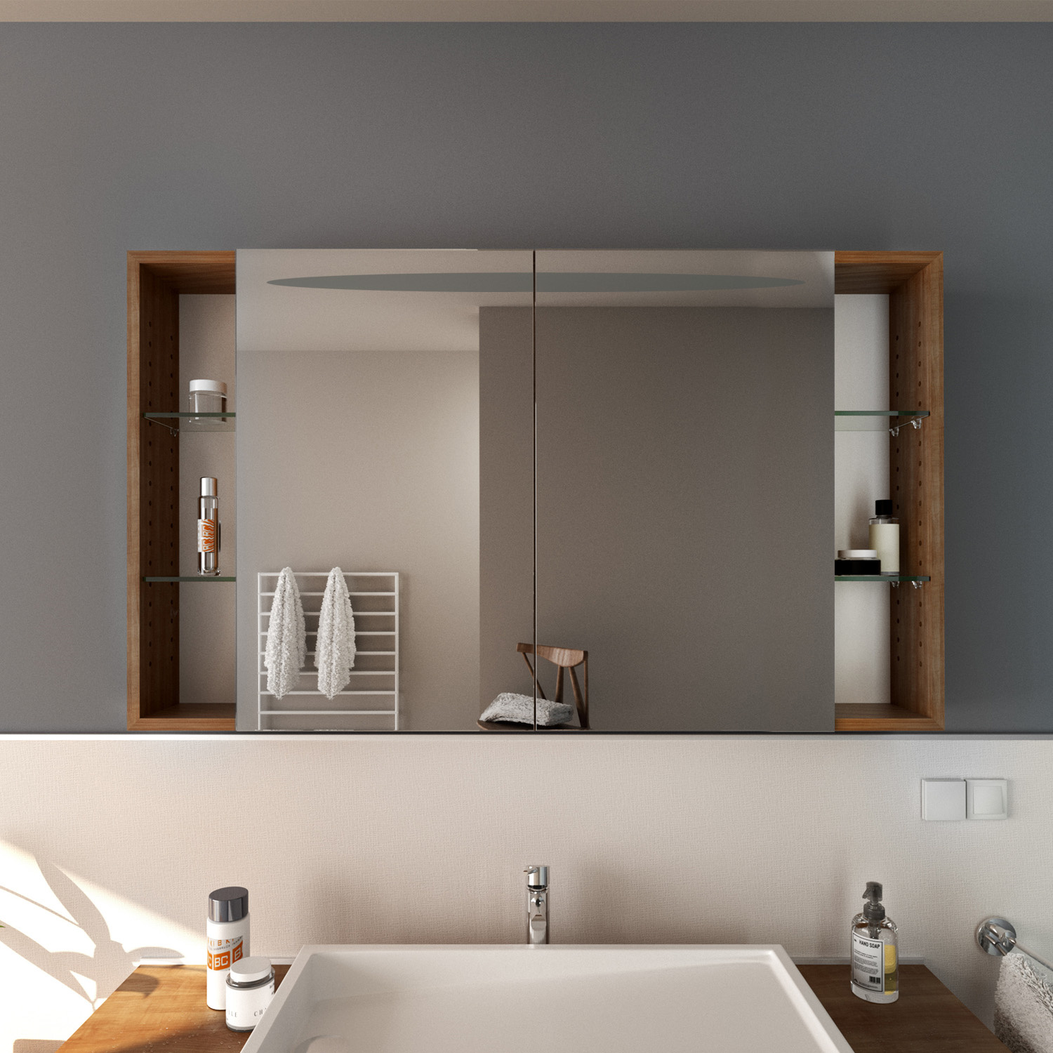 AALESUND LED-Spiegelschrank mit ausgeschalteter Beleuchtung, 1500x1500 mm, dreiteiliger Spiegelschrank mit Holzrahmen und seitlichen Ablagen mit Glasregalen, über weißem rechteckigem Waschbecken, modernes Bad in Grau-Weiß-Tönen mit minimalistischer Dekora