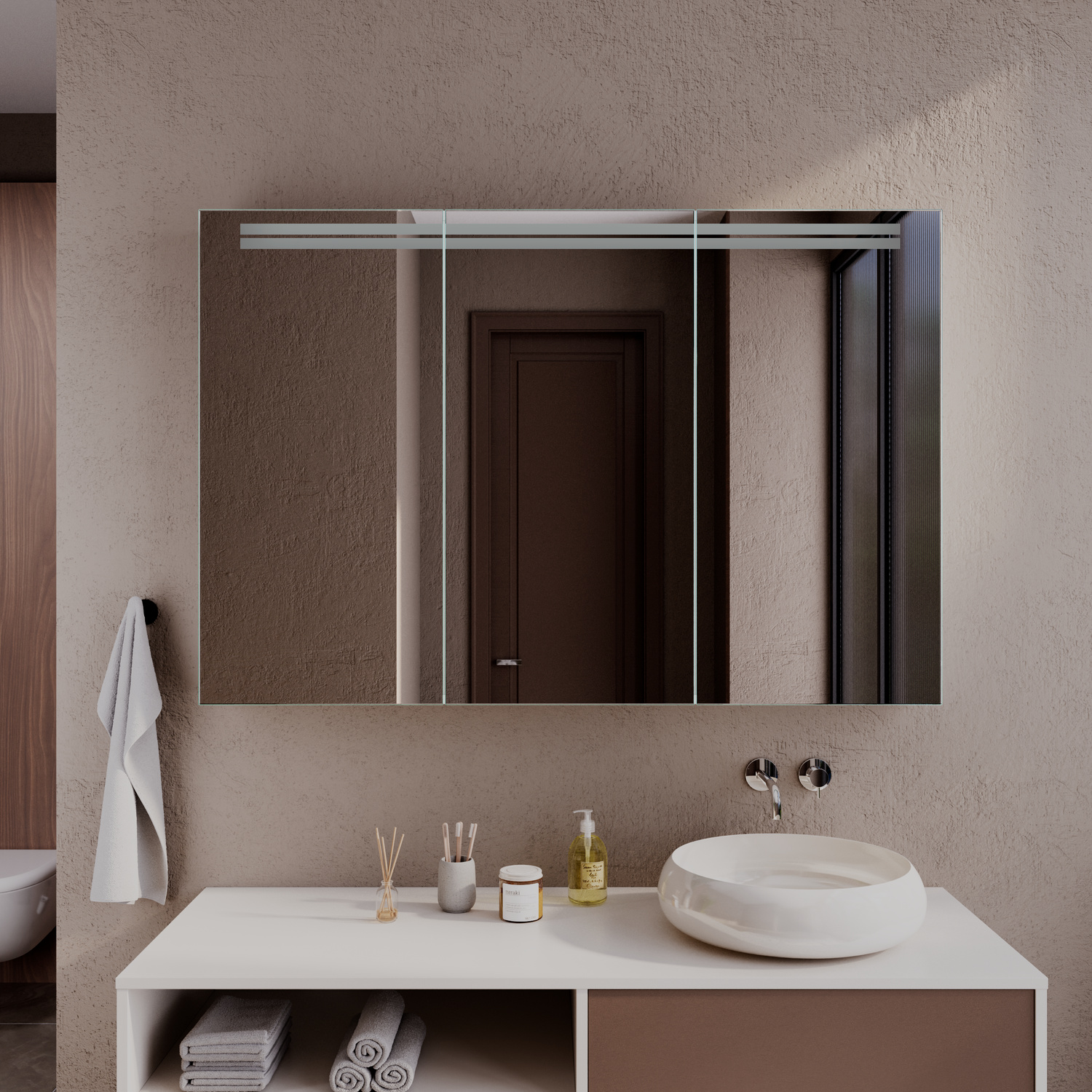 AALBORG rechteckiger LED-Spiegelschrank mit ausgeschalteter Beleuchtung, 1500x1500 mm, nahe Perspektive, über weißem Waschtisch mit Aufsatzwaschbecken und offenem Regalfach, modernes Bad mit beiger Wand, Wandarmatur in Gold und weißem Handtuch