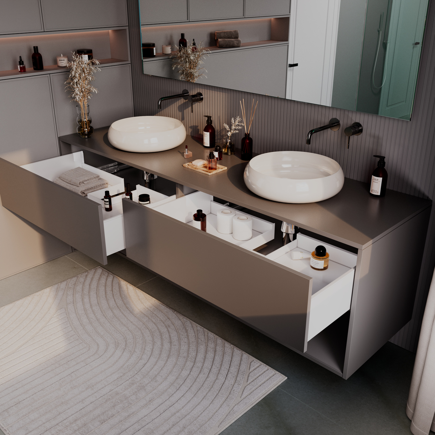 MÜNCHEN 03 Doppelwaschtisch mit geöffneten Schubladen, 1500x1500 mm, grauer schwebender Waschtisch mit zwei weißen runden Aufsatzwaschbecken, schwarze Armaturen, geöffnete weiße Schubladen mit Kosmetikprodukten, modernes Bad mit Regalen und Trockenblumen