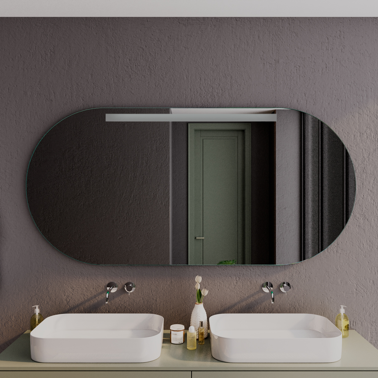 LYON OV Badspiegel ausgeschaltet, 1500x1500 mm, Nahaufnahme mit ovalem Spiegel an dunkelgrauer Wand über Doppelwaschtisch, zwei weiße rechteckige Aufsatzwaschbecken auf heller Platte, goldene Armaturen, goldene Vase, Kerze, modernes elegantes Badezimmer