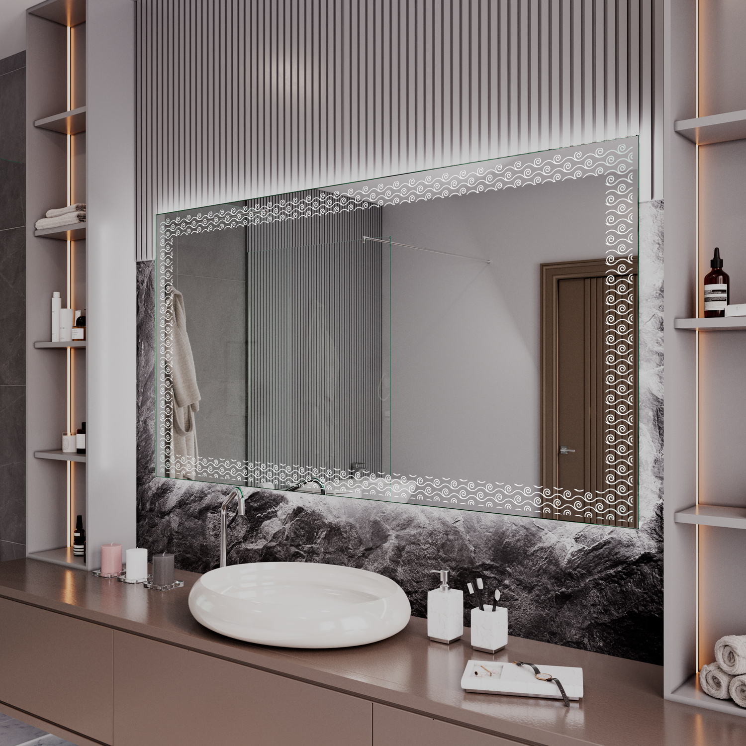 LD431 LED-Badspiegel mit eingeschalteter Beleuchtung, 1500x1500 mm, warmweißes Licht im dekorativen Musterrahmen, Seitenansicht über schwarzem Marmorwaschtisch mit weißem ovalem Aufsatzwaschbecken, luxuriöses Bad mit gerillter Wandverkleidung
