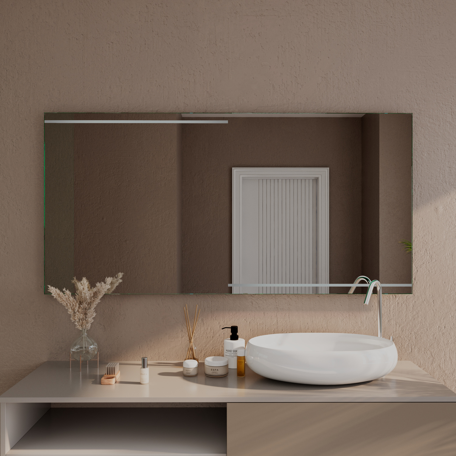 FIUMICINO rechteckiger LED-Badspiegel mit Bronzerahmen und ausgeschalteter Beleuchtung, 1500x1500 mm, über zweifarbigem Waschtisch mit großem weißem rundem Aufsatzwaschbecken, schwarze Armatur, beige-braune Wand, minimalistisches Bad, Frontalansicht