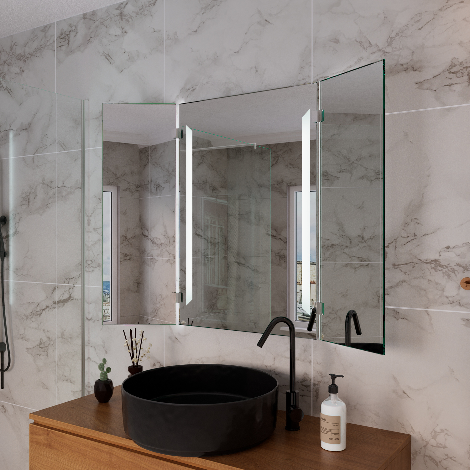 LAVALA LED-Badspiegel seitliche Ansicht mit horizontaler LED-Leiste, 1500x1500 mm, eingeschaltete warmweiße LED-Beleuchtung in der Mitte leuchtend, über Holzwaschtisch mit schwarzem rundem Waschbecken, zwei schwarze Wandarmaturen, Marmorfliesen, Grünpflan