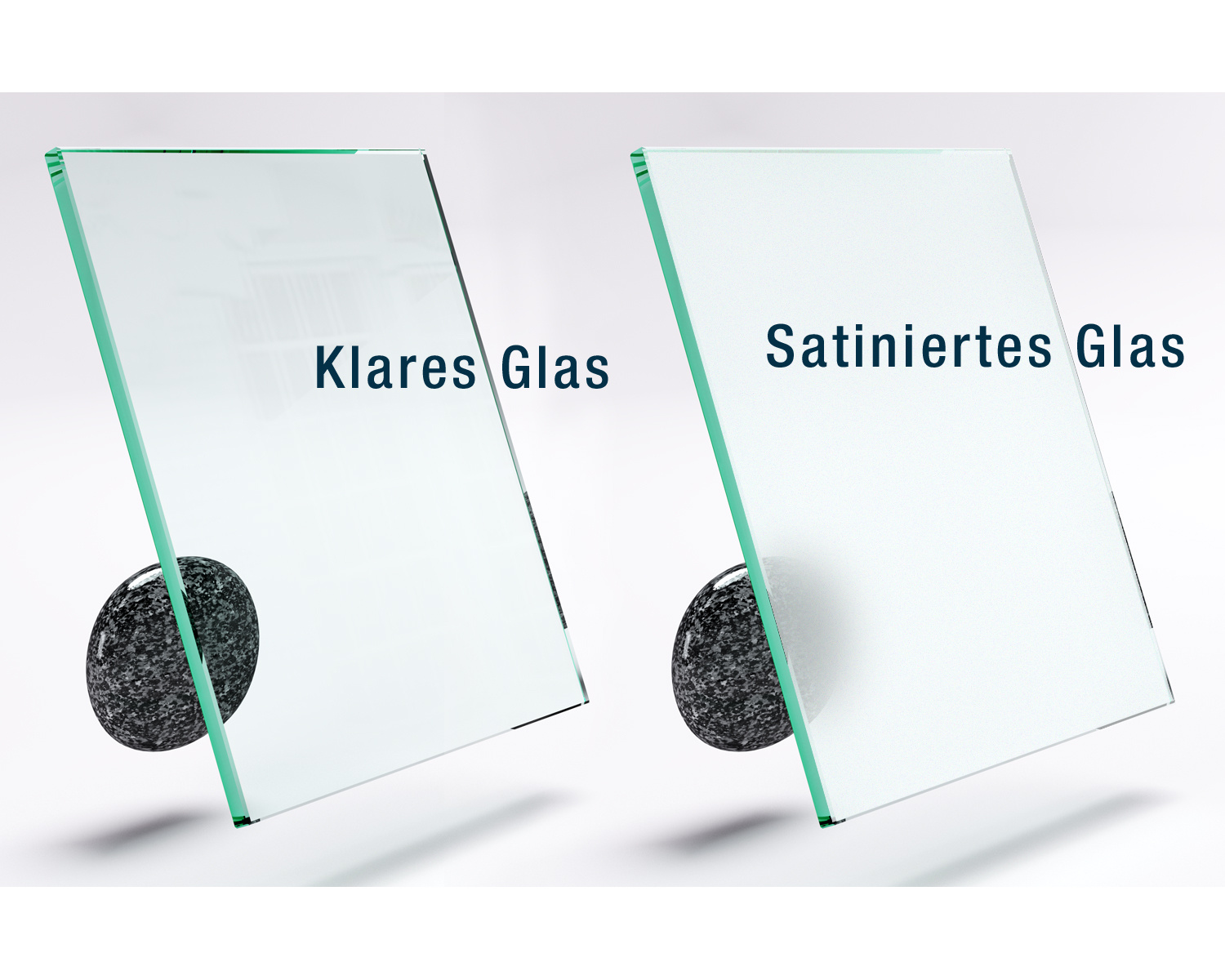 Vergleich zwischen klarem und satiniertem Glas, beide Scheiben im 8-mm-Format aufrecht stehend, Beschriftung „Klares Glas“ und „Satiniertes Glas“ sichtbar.