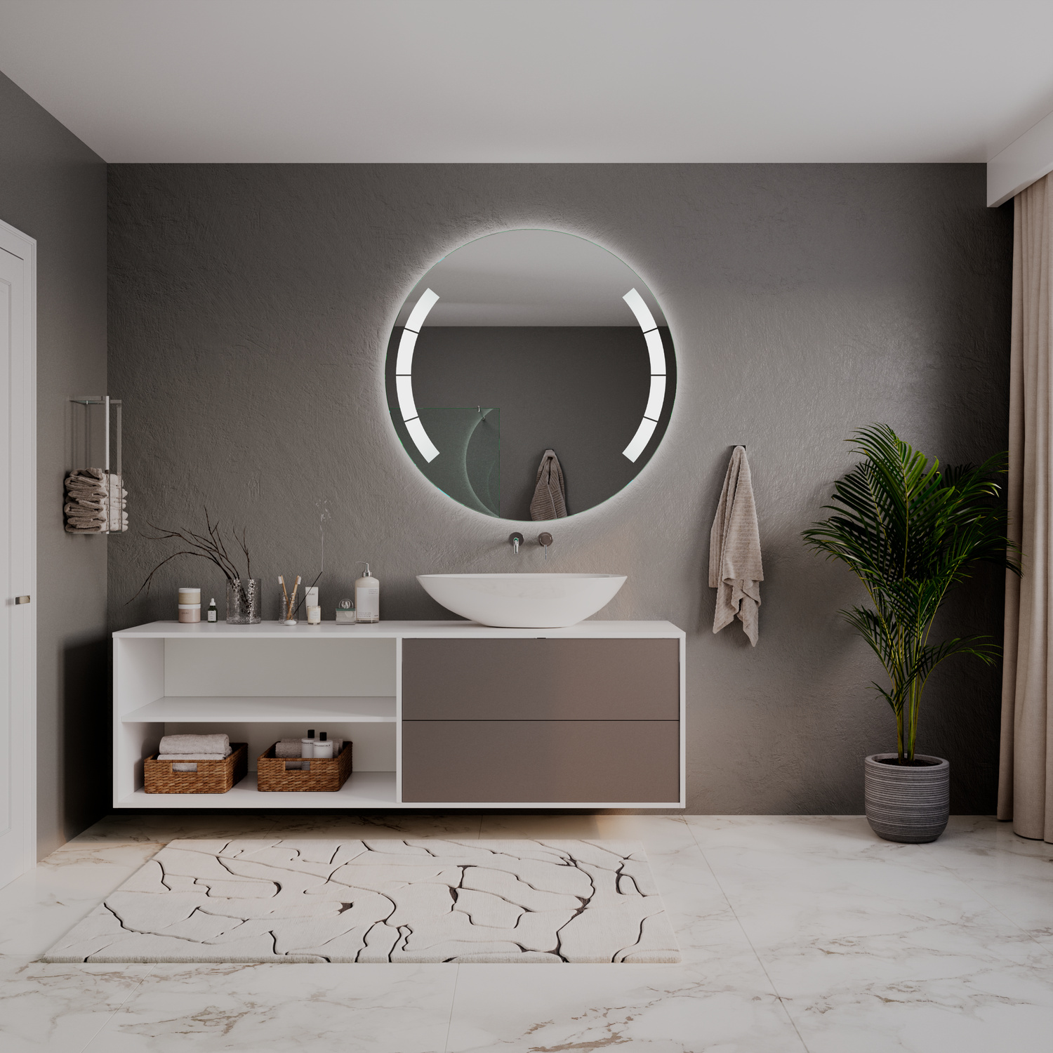 ASAN runder LED-Badspiegel mit eingeschalteter Beleuchtung, 1500x1500 mm, leuchtend mit warmweißen Lichtbögen an den Seiten, über weißem Aufsatzwaschbecken auf beige-weißem Waschtisch mit Regalfach, modernes Bad mit dunkelgrauer Wand, Grünpflanze und marm