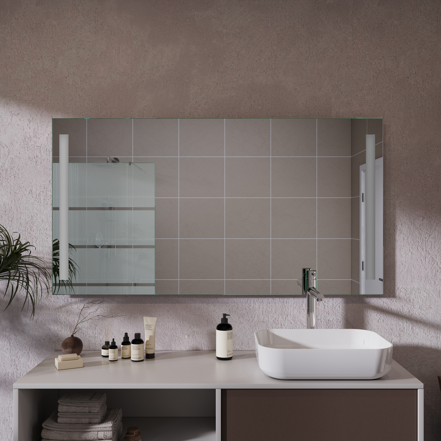 Badspiegel Tulle mit seitlicher Beleuchtung (ausgeschaltet) über einem weißen Aufsatzwaschbecken in einem minimalistischen Badezimmer mit hellgrauen Fliesen und strukturierter WandgestaltungRetry