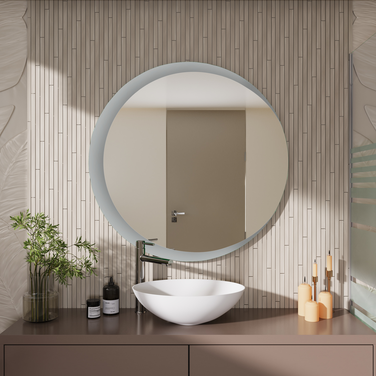 AY runder LED-Badspiegel, 1500x1500 mm, Beleuchtung ausgeschaltet, weißer Rahmen, wandmontiert über braunem Waschtisch mit weißem ovalem Aufsatzwaschbecken, modernes Bad mit beiger Wand und vertikalen gerillten Fliesen