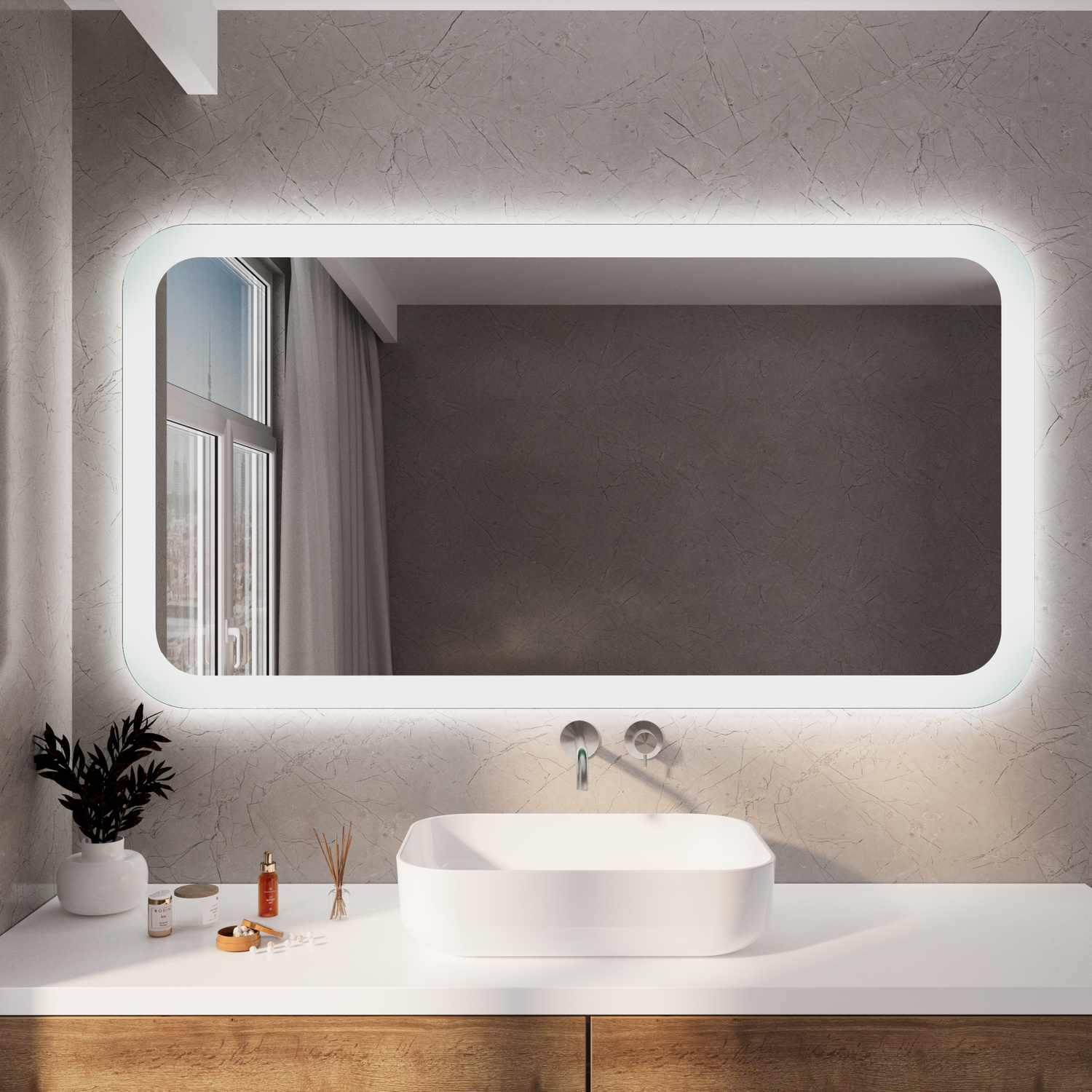 SETERAD50 rechteckiger LED-Badspiegel mit abgerundeten Ecken, 1500x1500 mm, 50mm Eckenradius, eingeschaltete Hintergrundbeleuchtung mit warmweißem Lichtrahmen, über weißem Aufsatzwaschbecken auf Marmorplatte, elegantes Bad