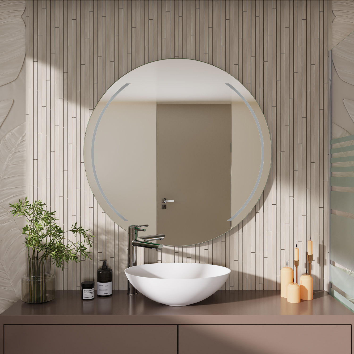 ASIR runder LED-Badspiegel mit ausgeschalteter Beleuchtung, 1500x1500 mm, nahe Perspektive, über weißem Aufsatzwaschbecken auf grauem Waschtisch, luxuriöses Bad mit beiger gerillter Wandverkleidung, Grünpflanze, Kerzen und eleganter Armatur