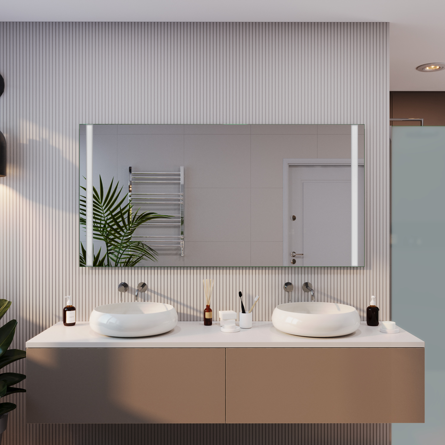 Badspiegel Modell Palee mit ausgeschalteter LED-Beleuchtung über modernem Doppelwaschtisch, Badezimmer mit vertikaler Wandverkleidung und Pflanzenakzenten.