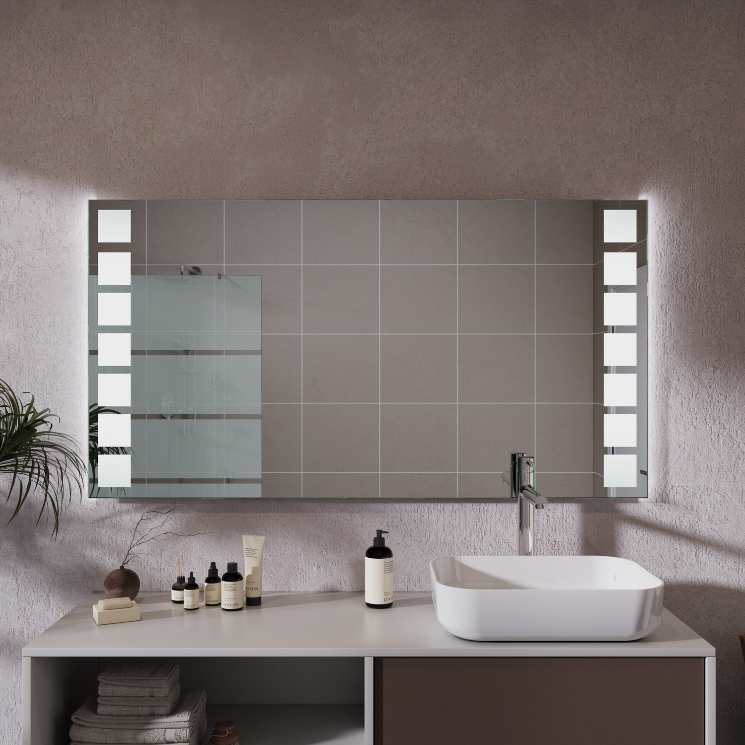 SA RAPITA LED-Badspiegel mit eingeschalteter Beleuchtung, 1500x1500 mm, warmweißes Licht in seitlichen Streifen, rahmenlos mit zwei Glasregalfächern, über zweifarbigem Waschtisch mit weißem rechteckigem Aufsatzwaschbecken, beige Fliesenwand