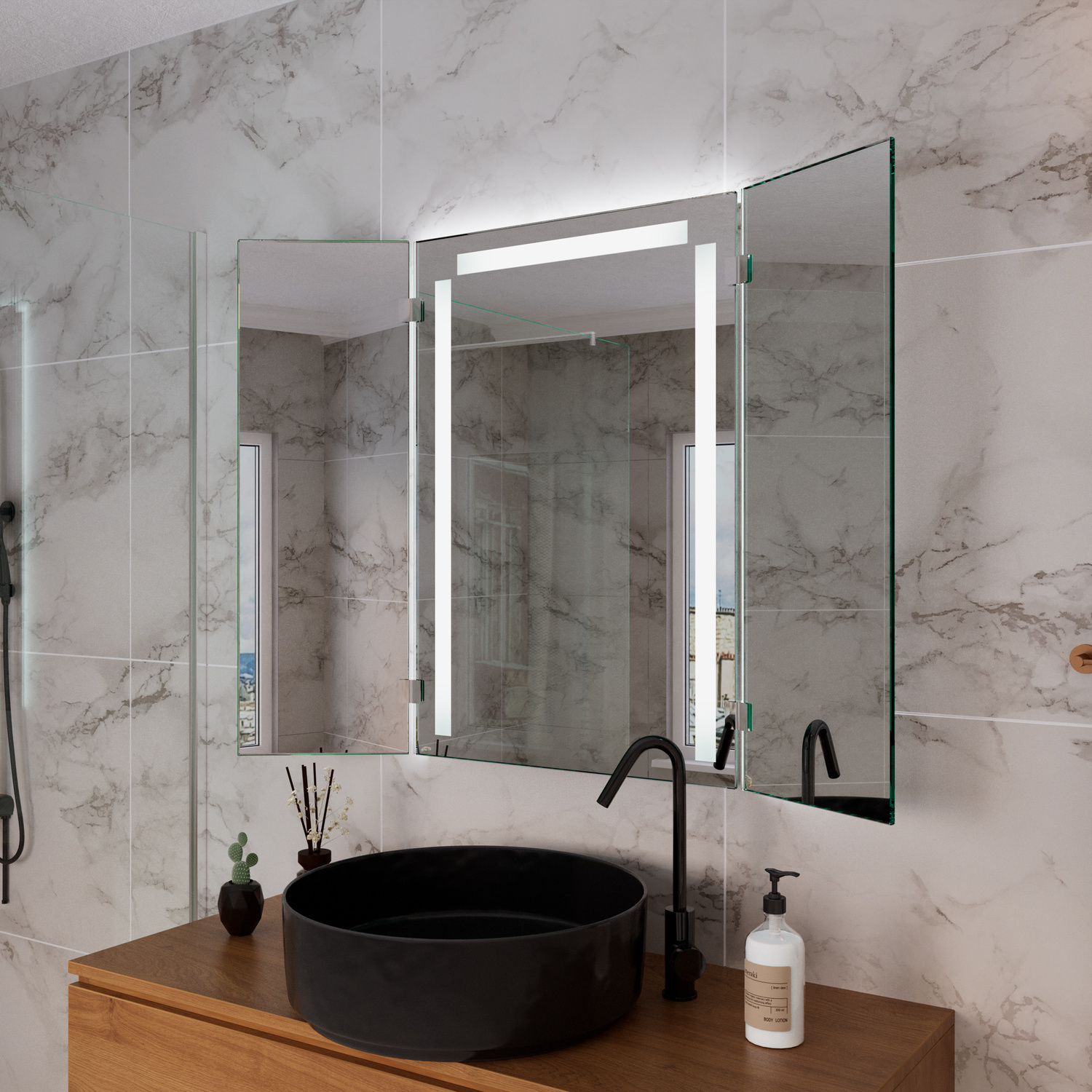 LORENAS Badspiegel in Seitenansicht mit eingeschalteter LED-Beleuchtung, 1500x1500 mm, warmweißer Lichtrahmen oben und seitlich leuchtend, über schwarzem rundem Waschbecken auf Holzwaschtisch, Marmorwand, schwarze Armaturen, minimalistisches Bad
