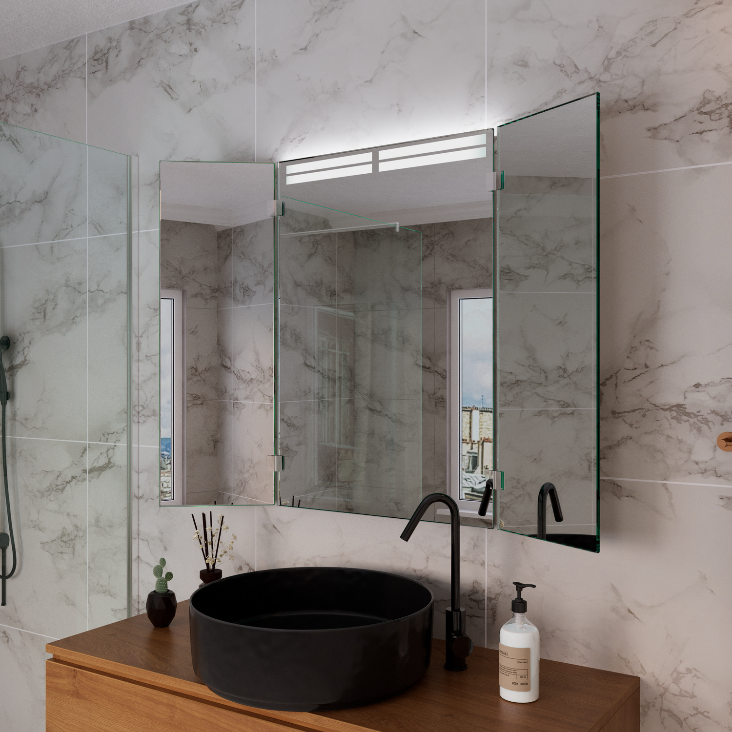 Angersas Spiegelschrank mit drei Flügeltüren und eingeschalteter LED-Beleuchtung, 1500x1500 mm, Seitenansicht mit aktivierter oberer LED-Lichtleiste, geschlossene Spiegeltüren, montiert über schwarzem runden Aufsatzwaschbecken auf Holzwaschtisch, luxuriös