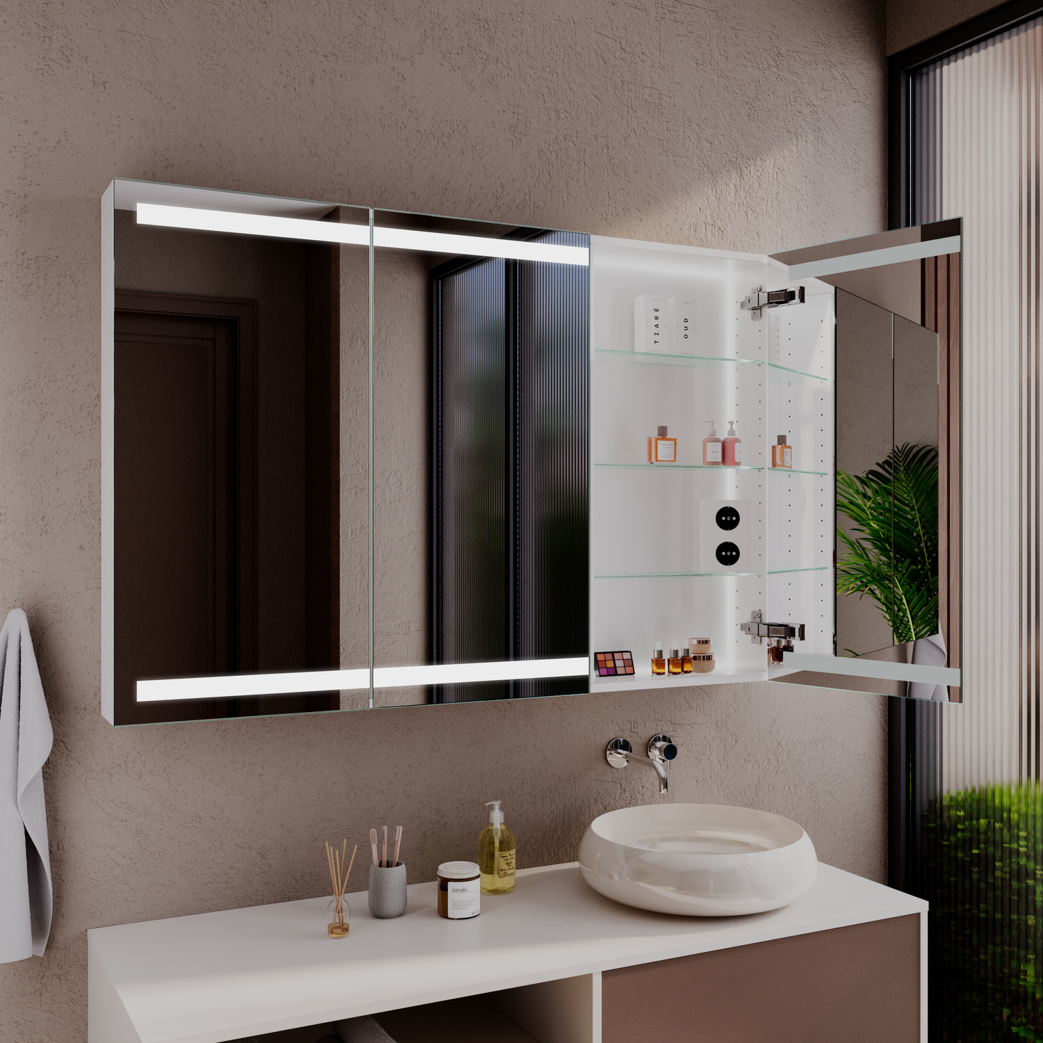 Spiegelschrank Modell Aurelia mit eingeschalteter LED-Beleuchtung und geöffnetem Türfach, Glasböden mit Pflegeprodukten über modernem Waschbecken.