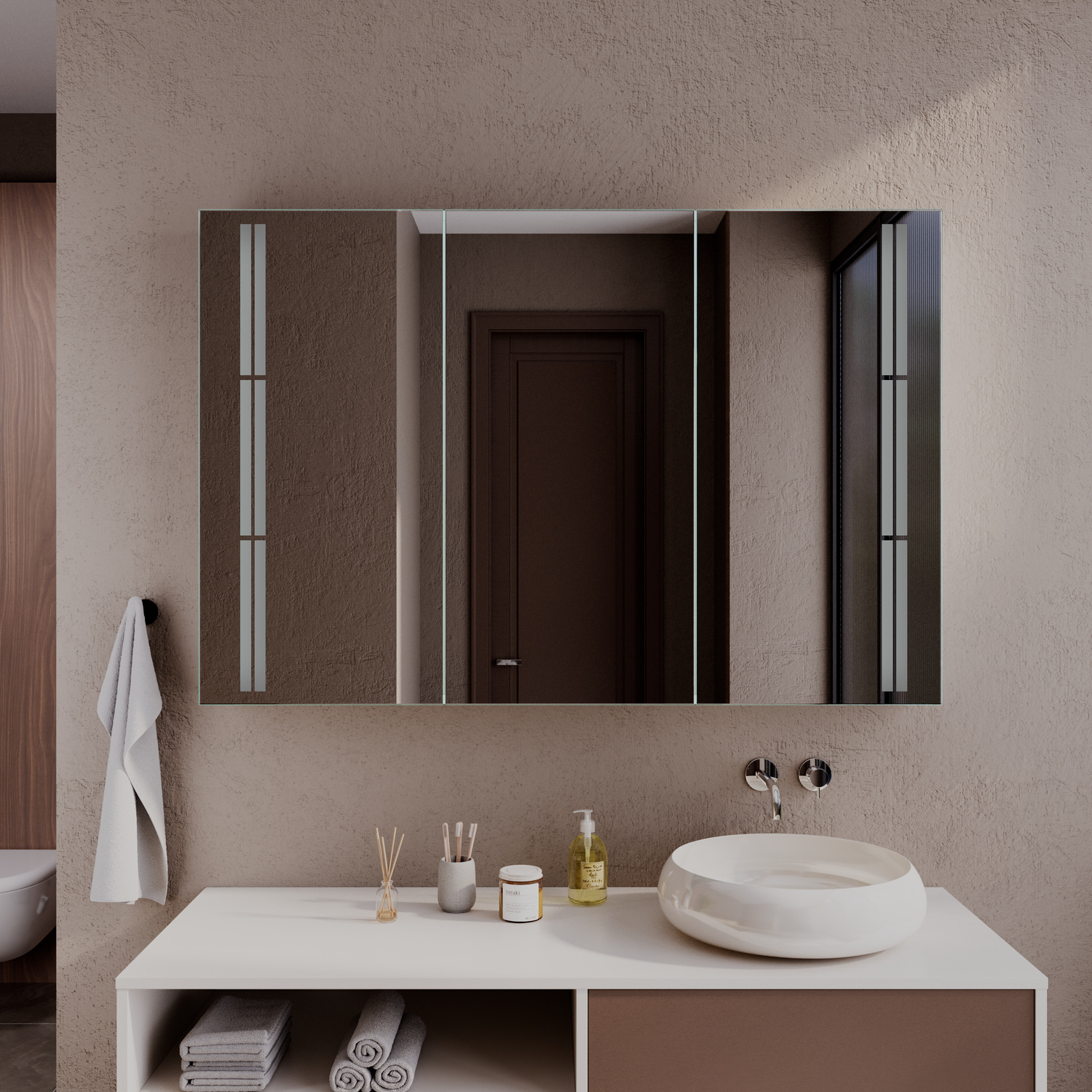 EVJE LED-Spiegelschrank mit ausgeschalteter Beleuchtung in Nahaufnahme, 1500x1500 mm, dreiteiliger Schrank mit seitlichen Türen, über weißem Waschtisch mit rundem Aufsatzwaschbecken, minimalistisches Bad in Beige-Braun-Tönen