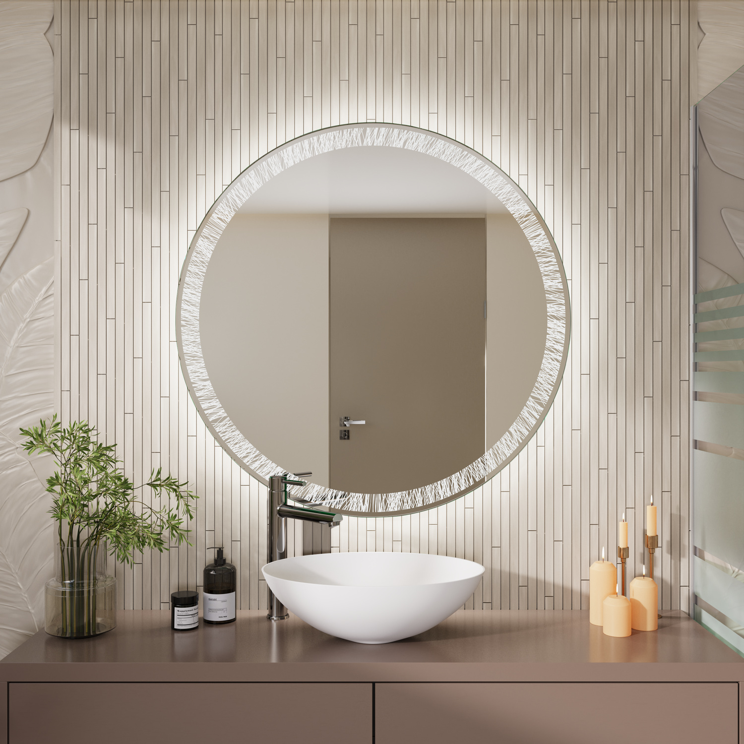 LDR507 LED-Badspiegel eingeschaltet, 1500x1500 mm, runder Spiegel mit warmweißer umlaufender LED-Rahmenbeleuchtung in silbernem Rahmen an hellbrauner gerillter Wand über braunem Waschtisch, weißes ovales Aufsatzwaschbecken, schwarze Armatur, Pflanzen, Ker