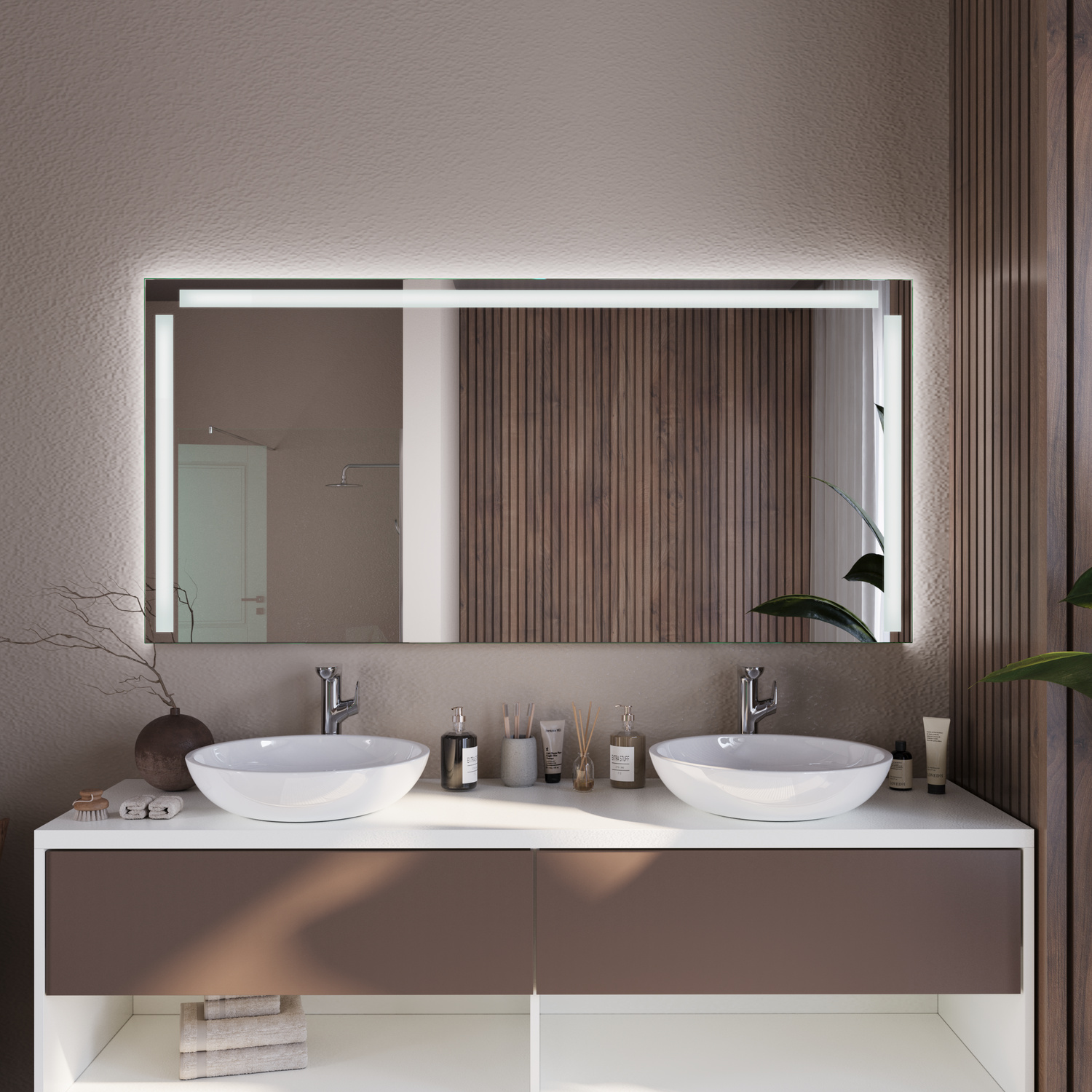 STRASBOURG LED-Badspiegel mit eingeschalteter Beleuchtung, 1500x1500 mm, rechteckig mit leuchtendem Rahmen und seitlichen LED-Streifen, über zwei weißen eckigen Aufsatzwaschbecken auf modernem Waschtisch mit taupefarbener und weißer Front, hellgraue Wand