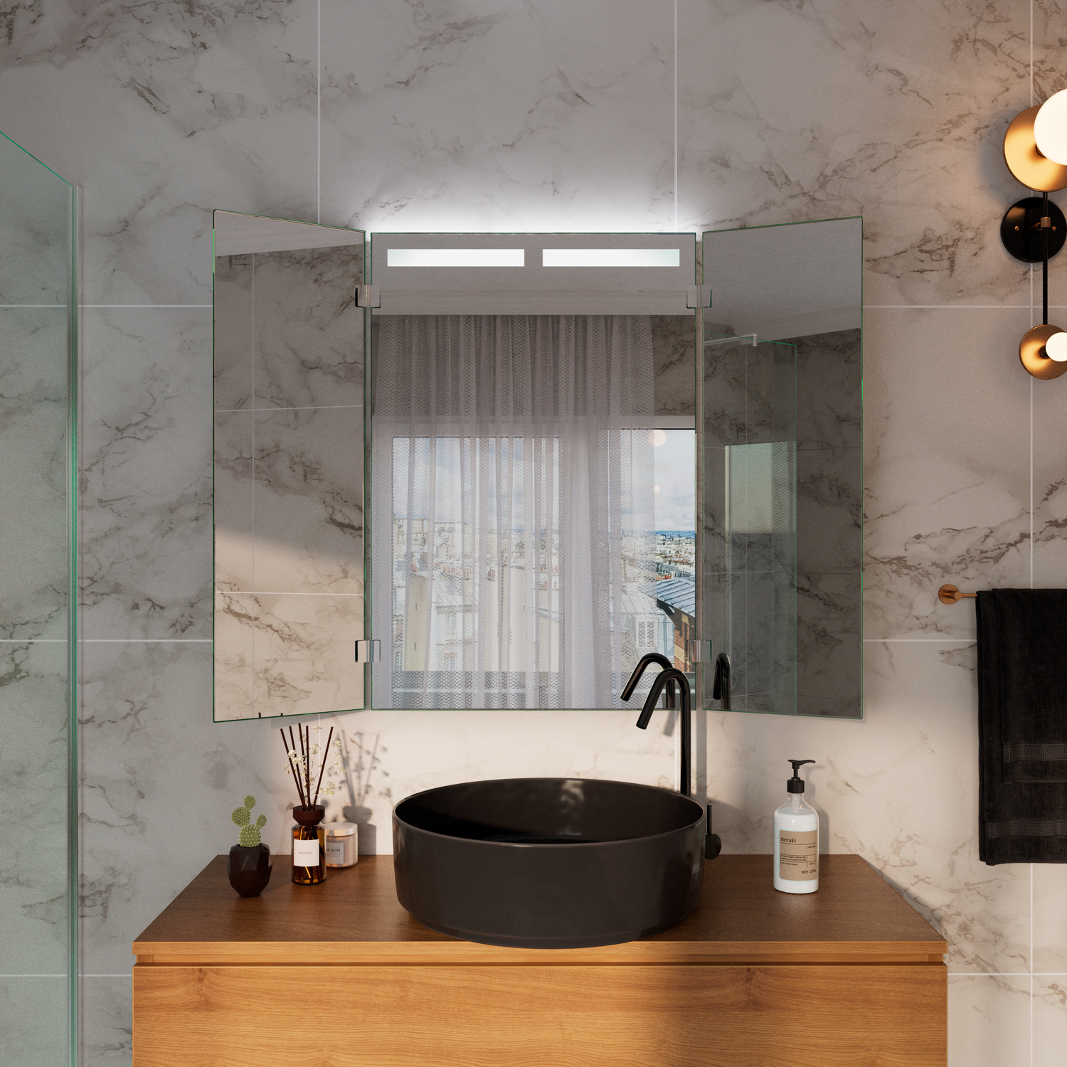 Tretsim Badspiegel mit eingeschalteter LED-Beleuchtung, 1500x1500 mm, leuchtende horizontale Lichtleiste oben, über schwarzem rundem Aufsatzwaschbecken auf Holzwaschtisch, elegantes Bad mit Marmoroptik-Fliesen und goldenen Pendelleuchten