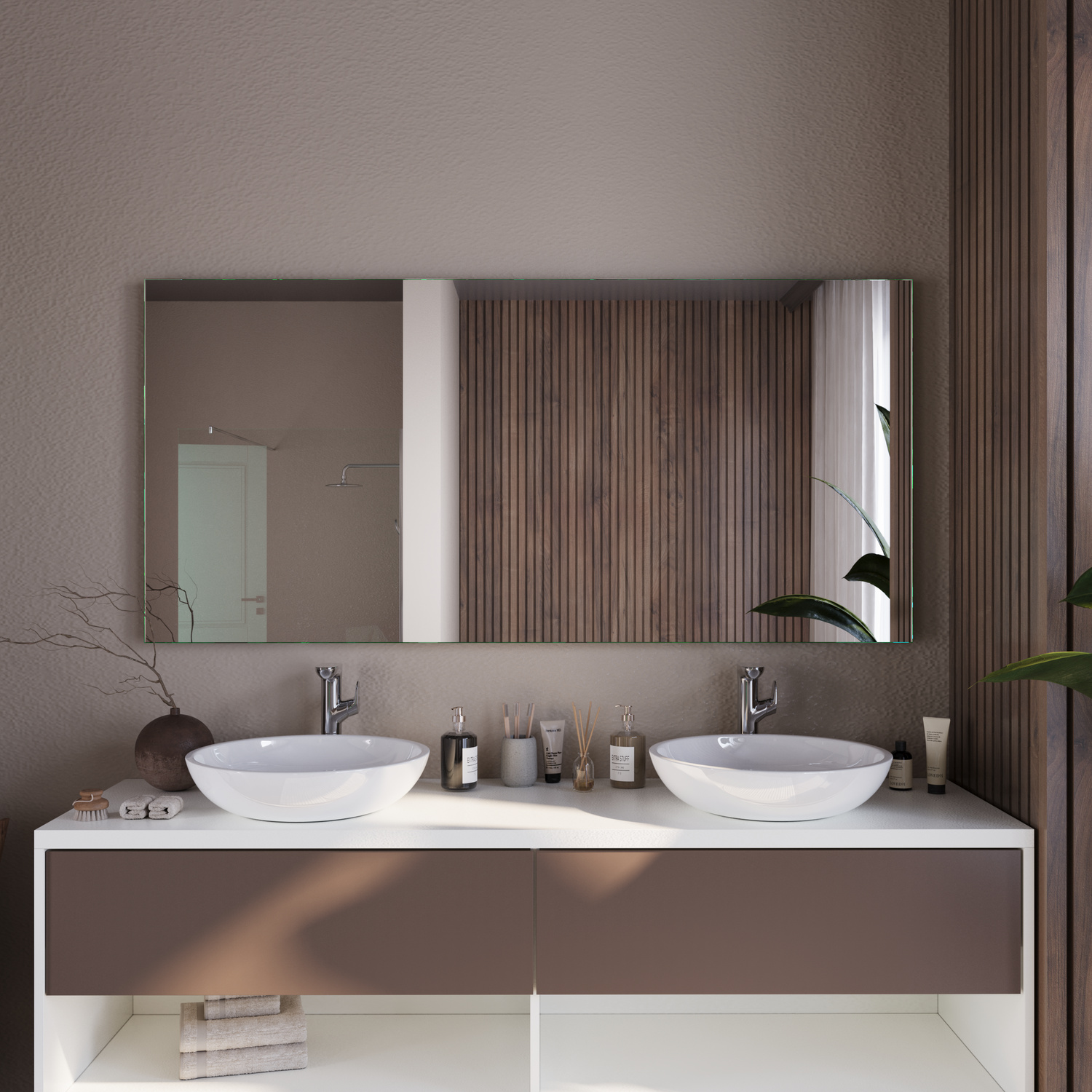 Badspiegel Modell Grasse mit ausgeschalteter Beleuchtung über modernem Doppelwaschtisch, Badezimmer mit Holzvertäfelung und Naturakzenten.