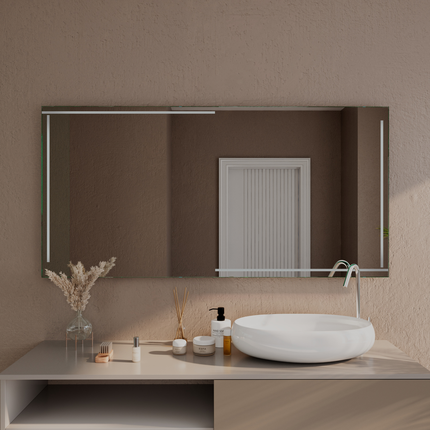 VIAREGGIO LED-Badspiegel mit ausgeschalteter Beleuchtung, 1500x1500 mm, rechteckig mit seitlichen vertikalen LED-Streifen, über weißem rundem Aufsatzwaschbecken auf beigem Waschtisch, braune Wand, moderne schwarze Armatur, minimalistisches Bad