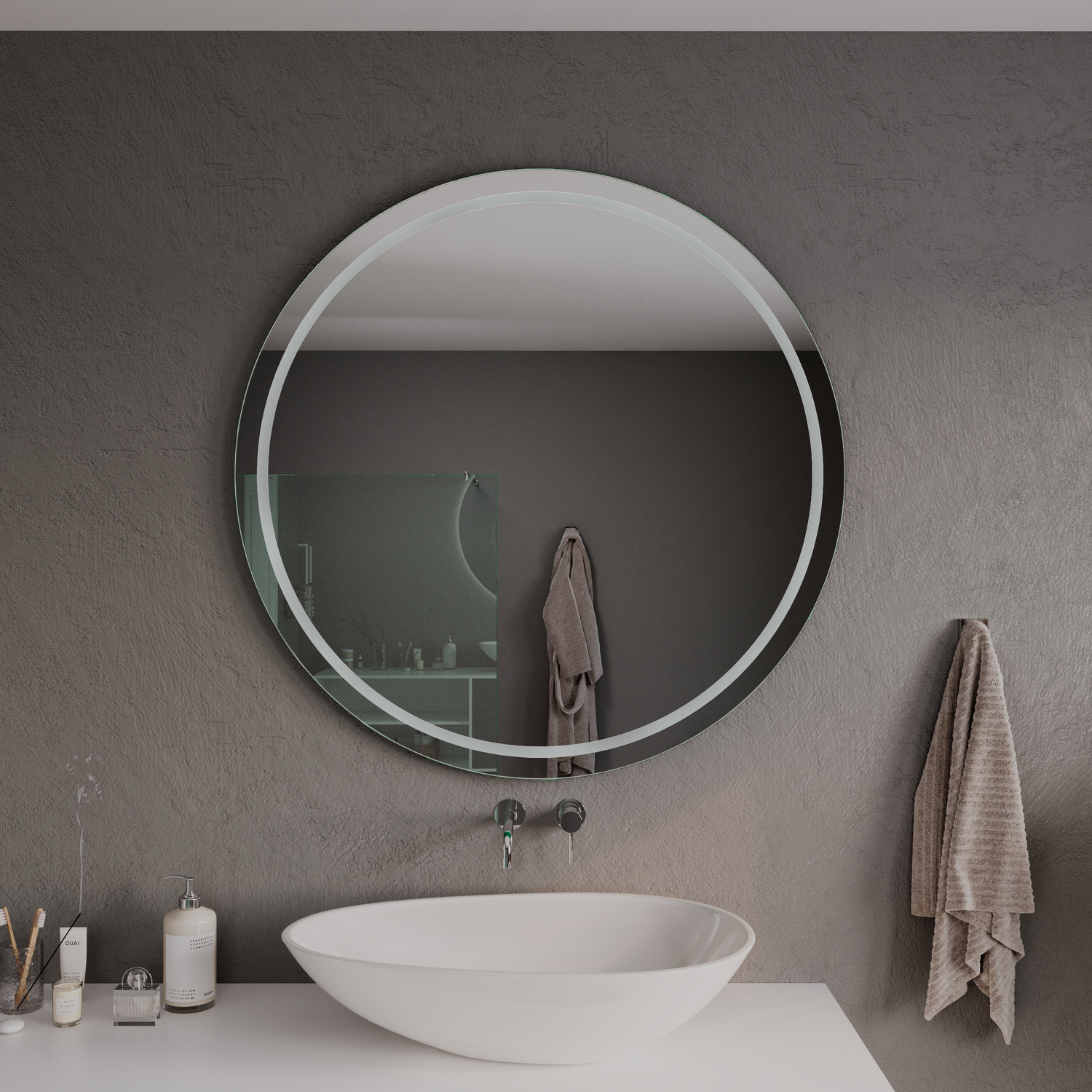 Adeo runder LED-Badspiegel mit ausgeschalteter Beleuchtung, 1500x1500 mm, über weißem Aufsatzwaschbecken, wandmontierte Armatur, dunkelgraue Wand, modernes minimalistisches Bad mit beigem Handtuch und Kerzen