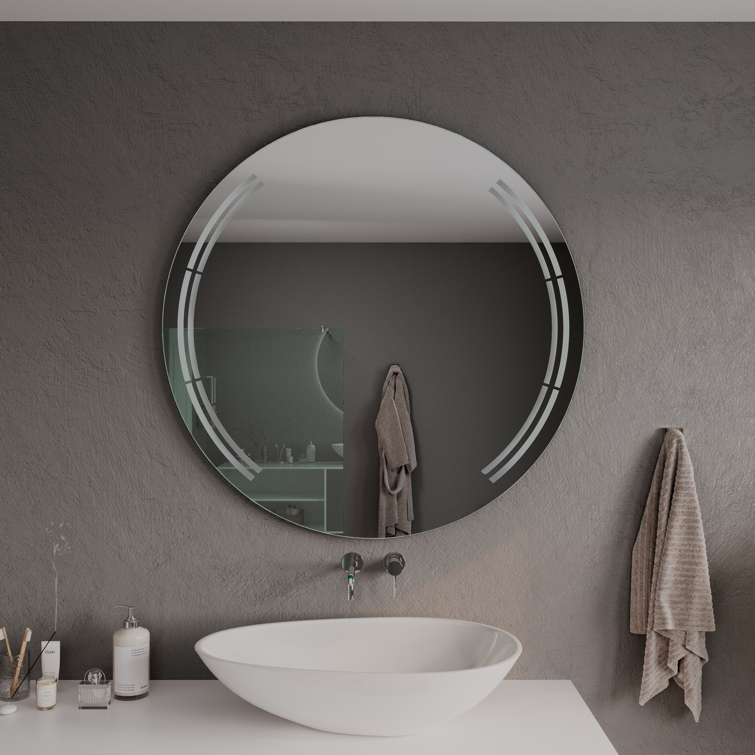 AROME runder LED-Badspiegel mit ausgeschalteter Beleuchtung, 1500x1500 mm, nahe Perspektive, über weißem Aufsatzwaschbecken mit Wandarmatur, modernes Bad mit dunkelgrauer Wand, Handtüchern, Kerzen und minimalistischer Dekoration