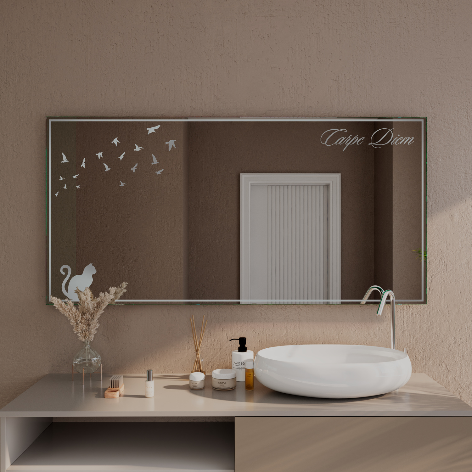 LD426 LED-Badspiegel rechteckig mit Carpe Diem Schriftzug und Vogelmotiv, 1500x1500 mm, Beleuchtung ausgeschaltet, über beigem Waschtisch mit weißem ovalem Aufsatzwaschbecken, modernes Bad mit beiger Wand und dekorativen Zweigen