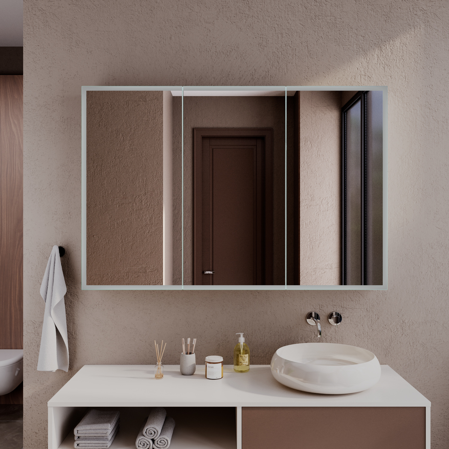 Spiegelschrank Modell Vogue 1 aus Nahaufnahme mit ausgeschalteter Beleuchtung, moderne Badezimmergestaltung mit beiger Wand und Waschbecken.