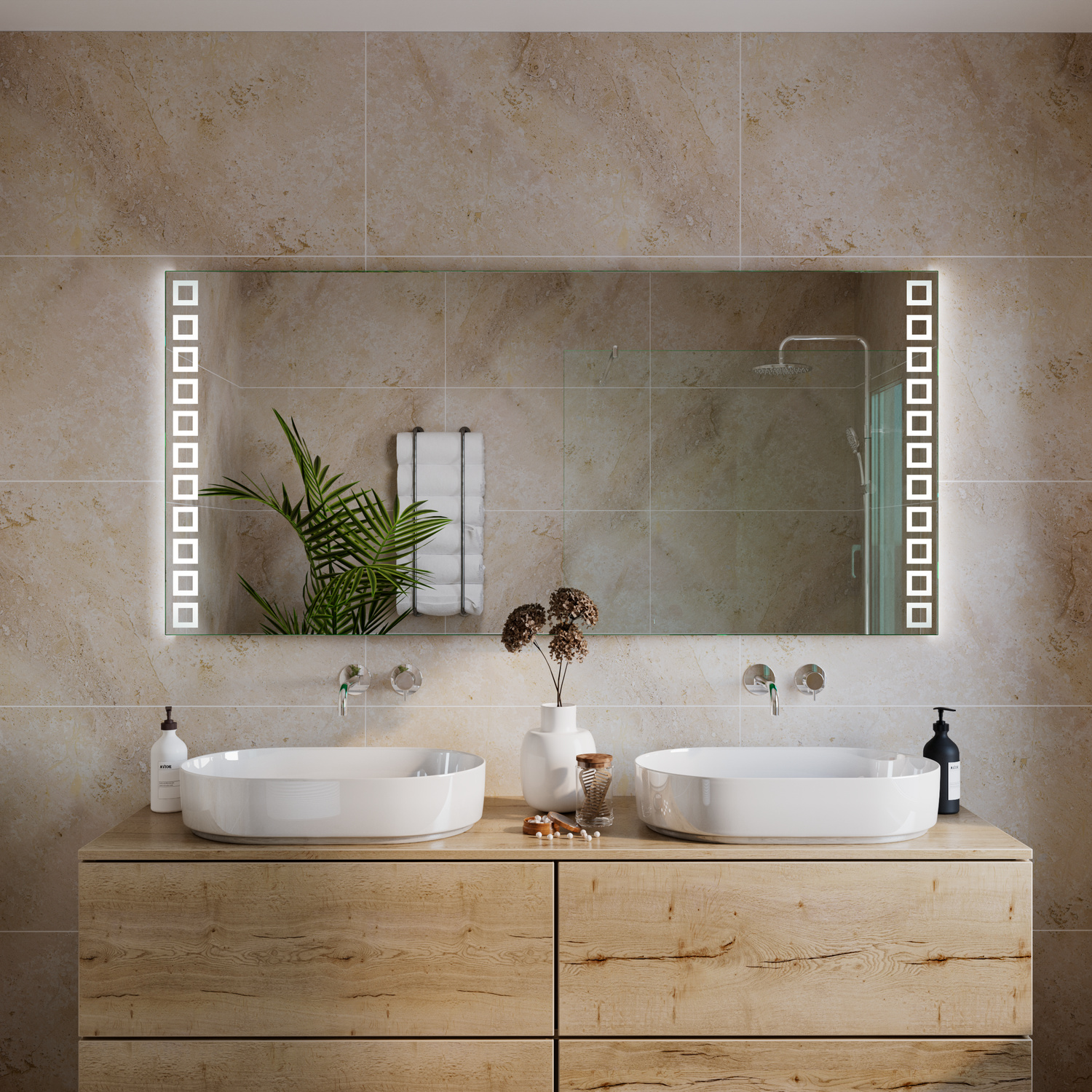VALENCE LED-Badspiegel mit eingeschalteter Beleuchtung, 1500x1500 mm, warmweiß leuchtende Quadratelemente links und rechts, über Holz-Doppelwaschtisch mit zwei rechteckigen Aufsatzwaschbecken, Wandarmaturen, beige Natursteinfliesen, Grünpflanze und Deko