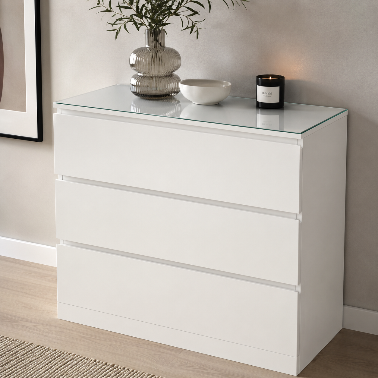 Maßgefertigte Schutzglasplatte auf einer weißen IKEA MALM Kommode mit polierten Glaskanten