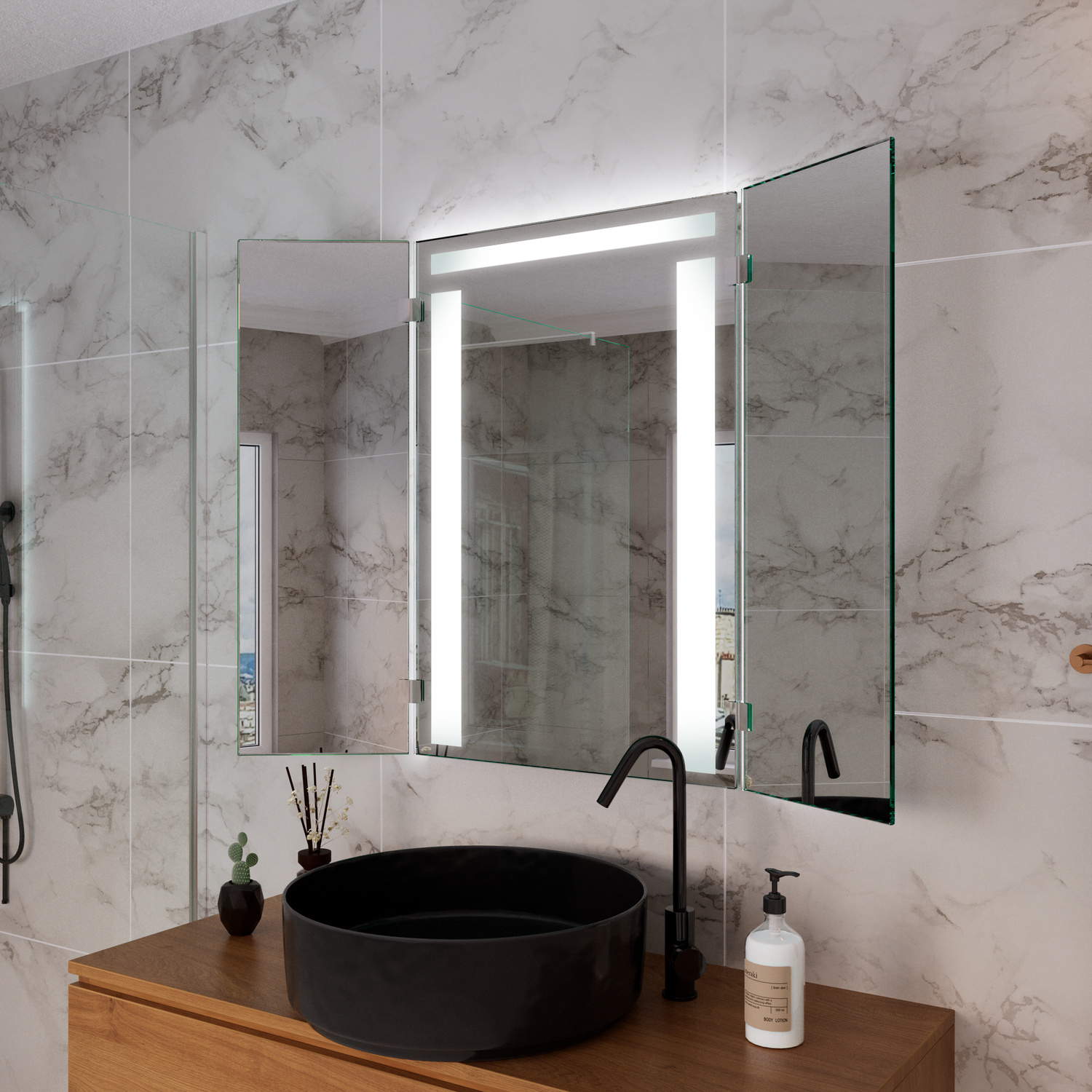 JULIAS LED-Badspiegel seitliche Ansicht, 1500x1500 mm, eingeschaltete warmweiße LED-Beleuchtung leuchtend, über Holzwaschtisch mit schwarzem rundem Waschbecken, zwei schwarze Wandarmaturen, Marmorfliesen, Grünpflanze, elegantes Bad