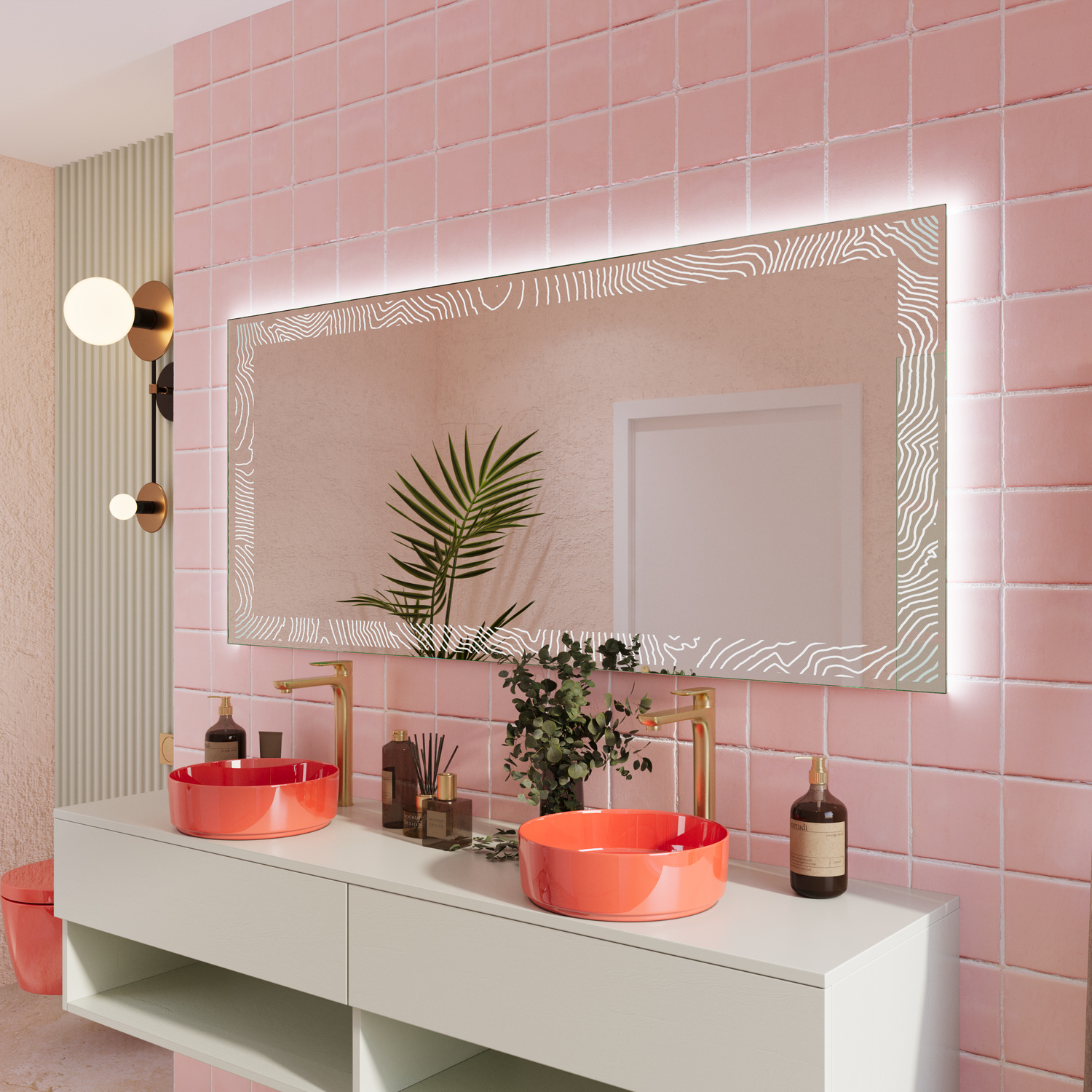 LD444 LED-Badspiegel eingeschaltet, 1500x1500 mm, Seitenansicht mit rechteckigem Spiegel mit warmweißer umlaufender LED-Rahmenbeleuchtung an rosa gefliester Wand über weißem Waschtisch, zwei rote runde Aufsatzwaschbecken, offenes Regal, goldene Wandleucht