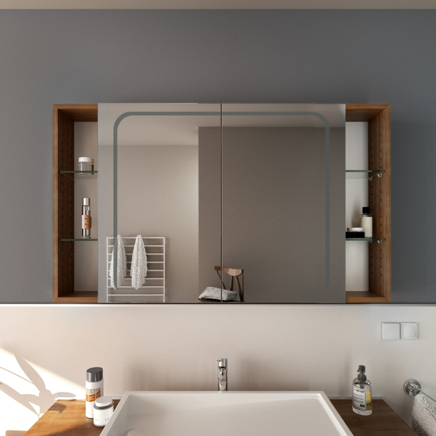 Spiegelschrank AVESTA ohne Beleuchtung, zwei Spiegeltüren mit abgerundeten Ecken, seitliche Holzregale in Nussbaumoptik, montiert über weißem Waschtisch mit schwarzer Armatur, weiße Wand, minimalistisches Badezimmer