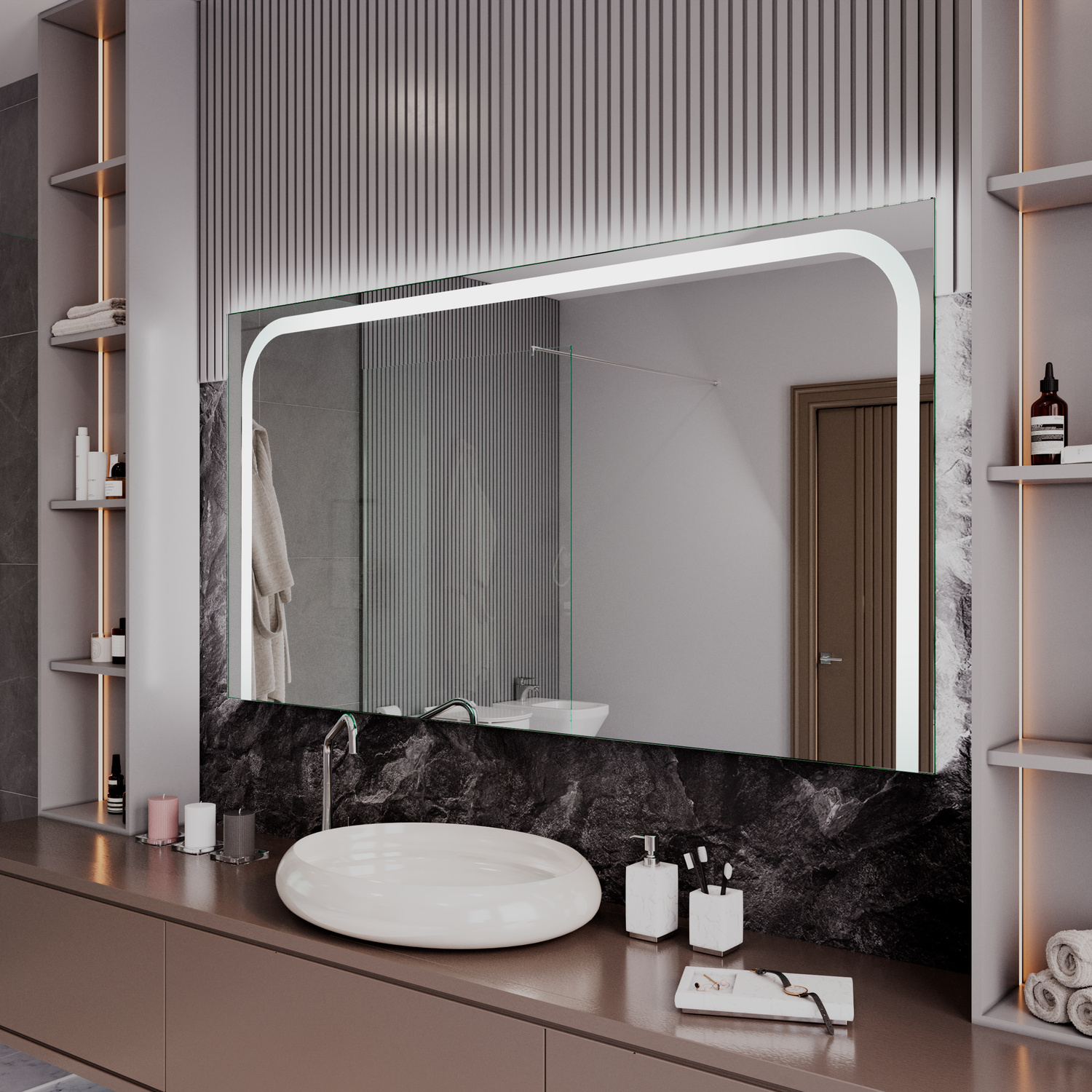 FOIX rechteckiger LED-Badspiegel mit eingeschalteter Beleuchtung, 1500x1500 mm, Seitenansicht leuchtend mit warmweißem Lichtrahmen, breiter weißer Rahmen, über schwarzem Marmor-Waschtisch mit weißem ovalem Aufsatzwaschbecken