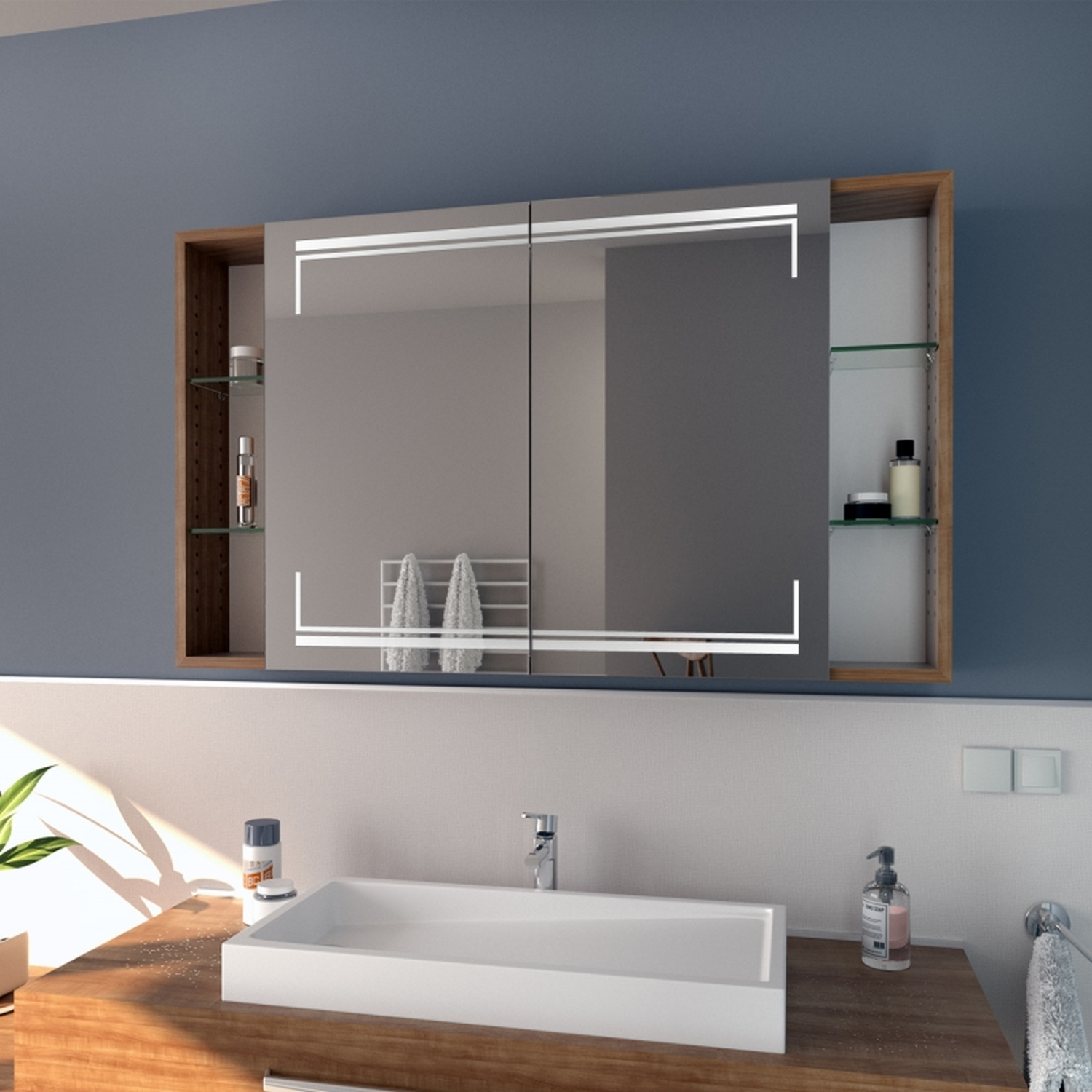 NARVIK Spiegelschrank mit zwei Spiegeltüren, 1500x1500 mm, eingeschaltete LED-Beleuchtung, seitliche Perspektive, offene Holzregale links und rechts, über Holz-Waschtisch mit langem weißem Waschbecken, modernes Bad mit grauer Wand