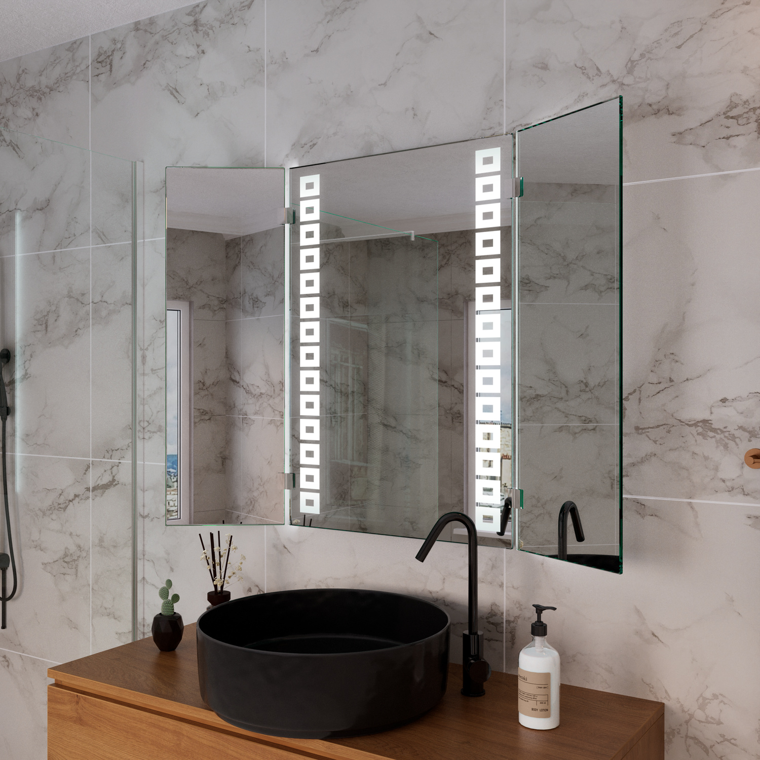 Valencas Badspiegel mit seitlichen Flügeln und eingeschalteter LED-Beleuchtung, 1500x1500 mm, leuchtende segmentierte Lichtleisten beidseitig, über schwarzem rundem Aufsatzwaschbecken auf Holzwaschtisch, modernes Bad mit Marmoroptik-Fliesen